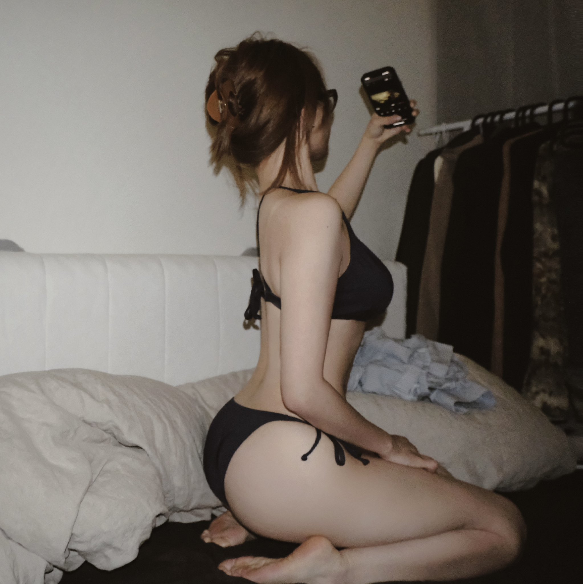 穿比基尼的女人正在拍个自拍。