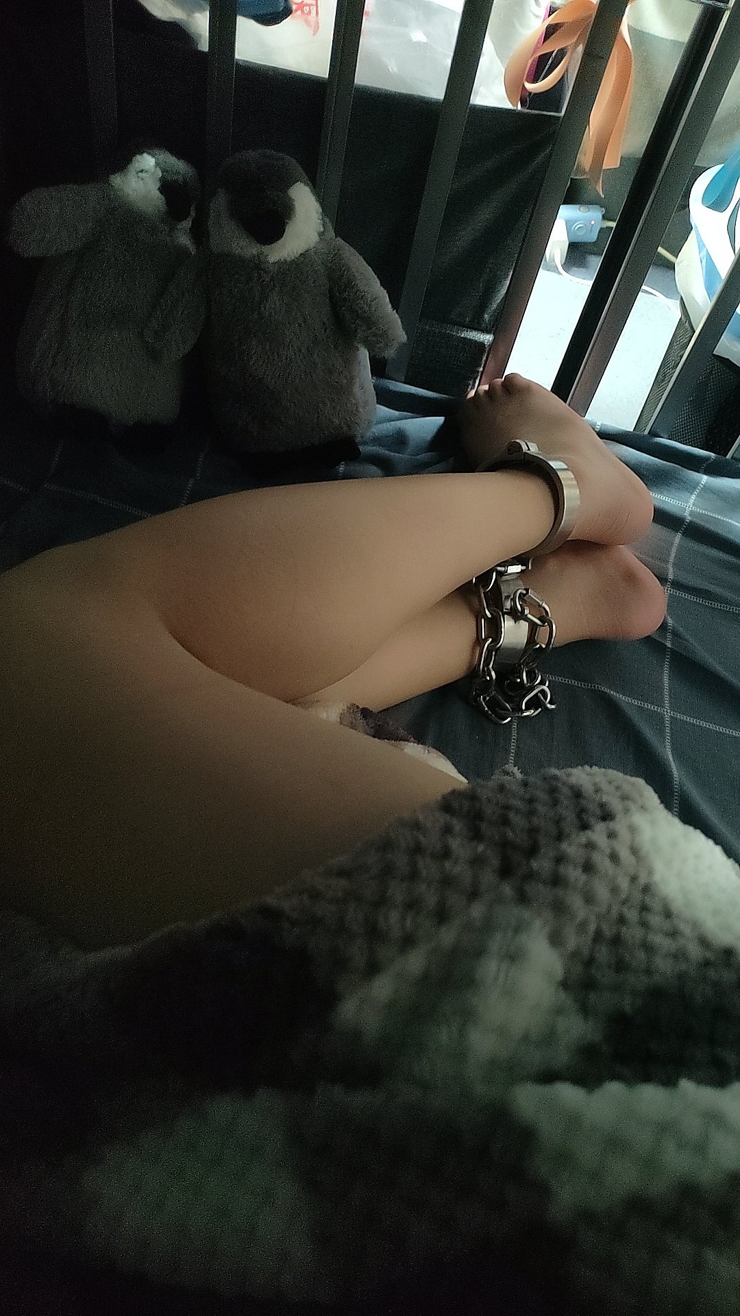 人被绑在床上。