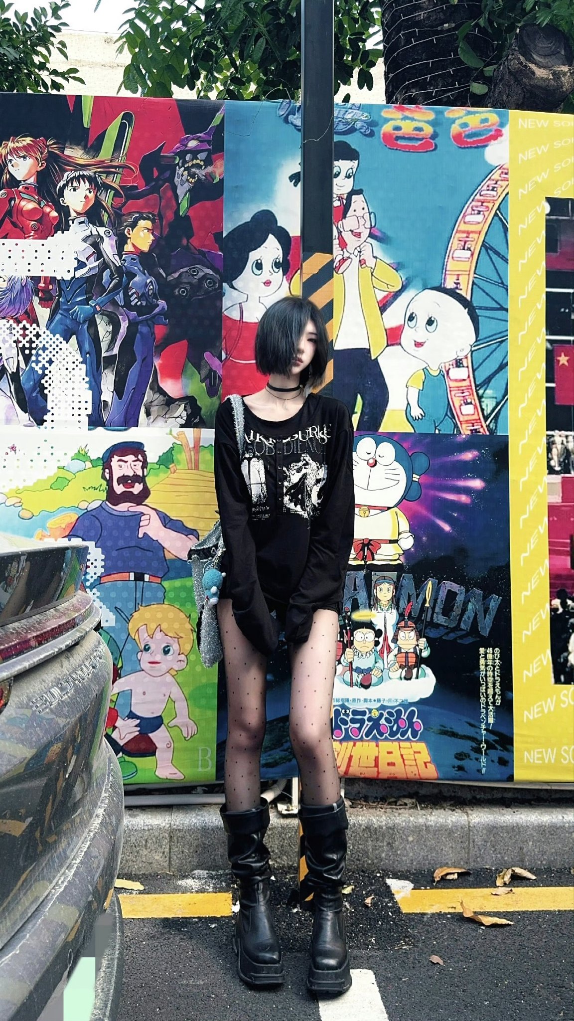 女人站在一堵卡通墙前。