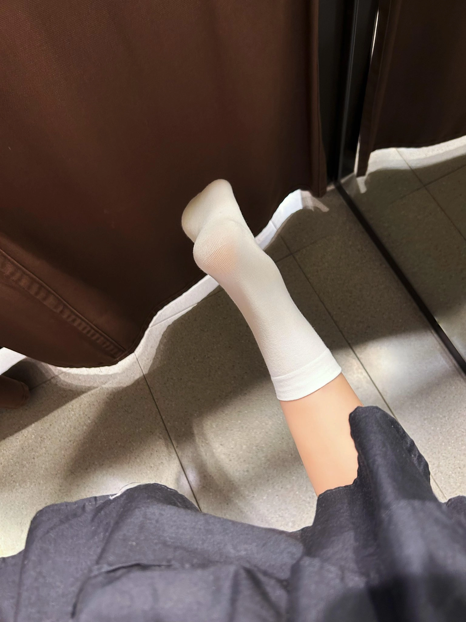 穿着白色袜子的人。