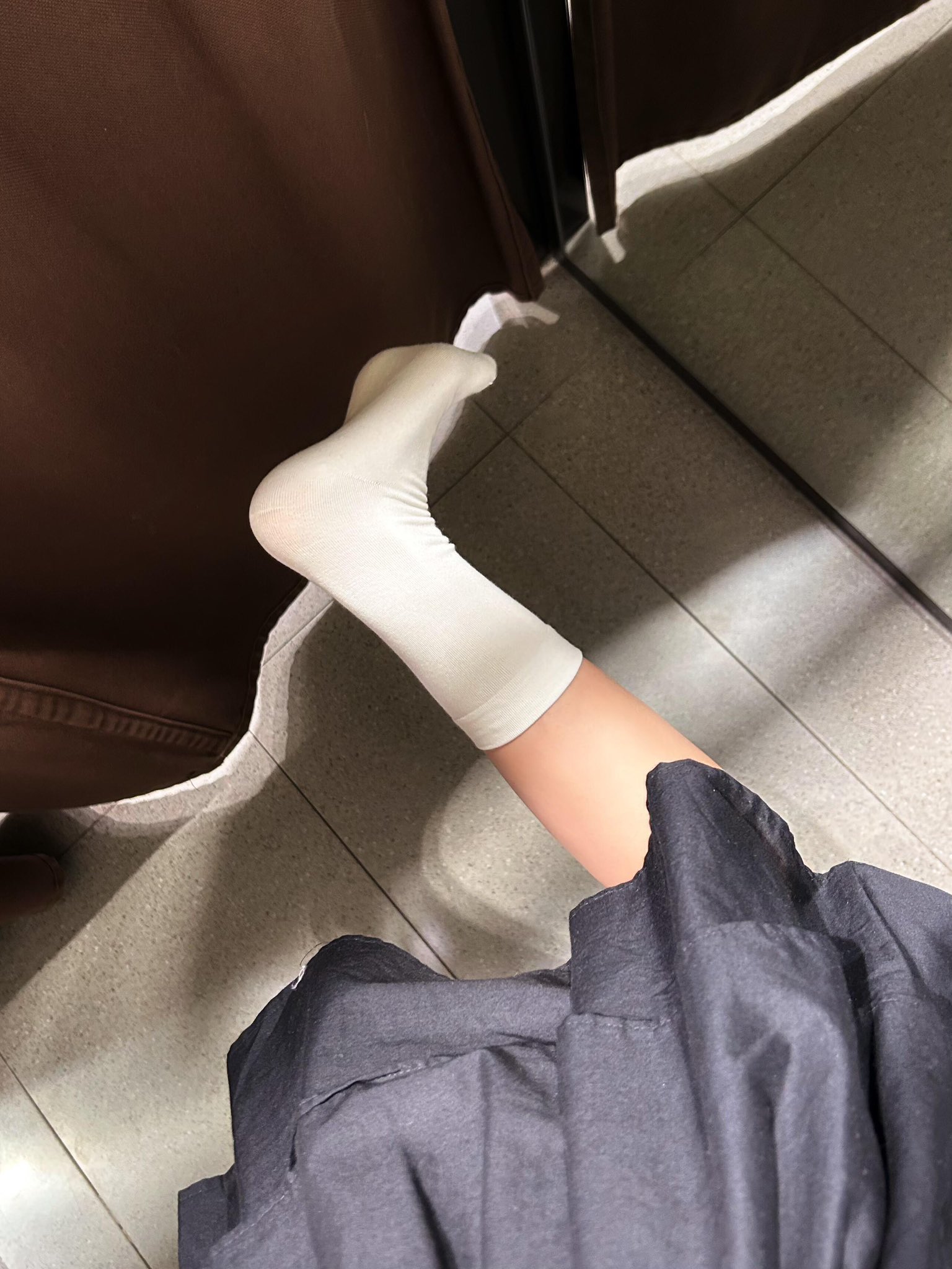 穿着白色袜子的人。