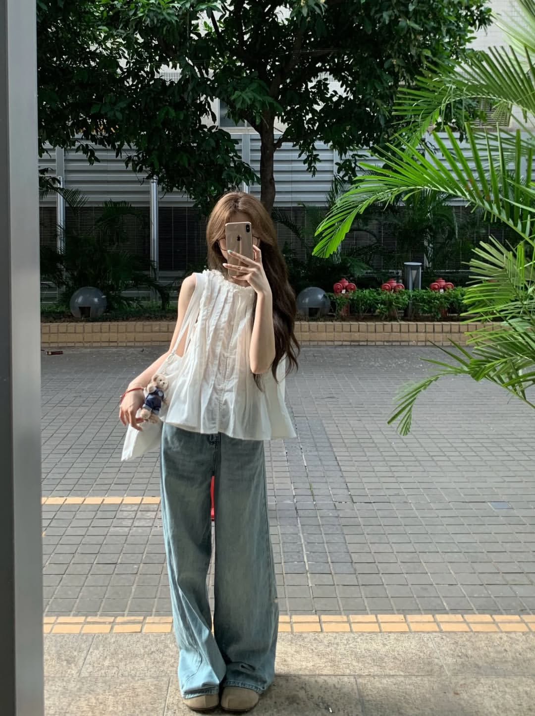 女人在一棵树前拍自拍。