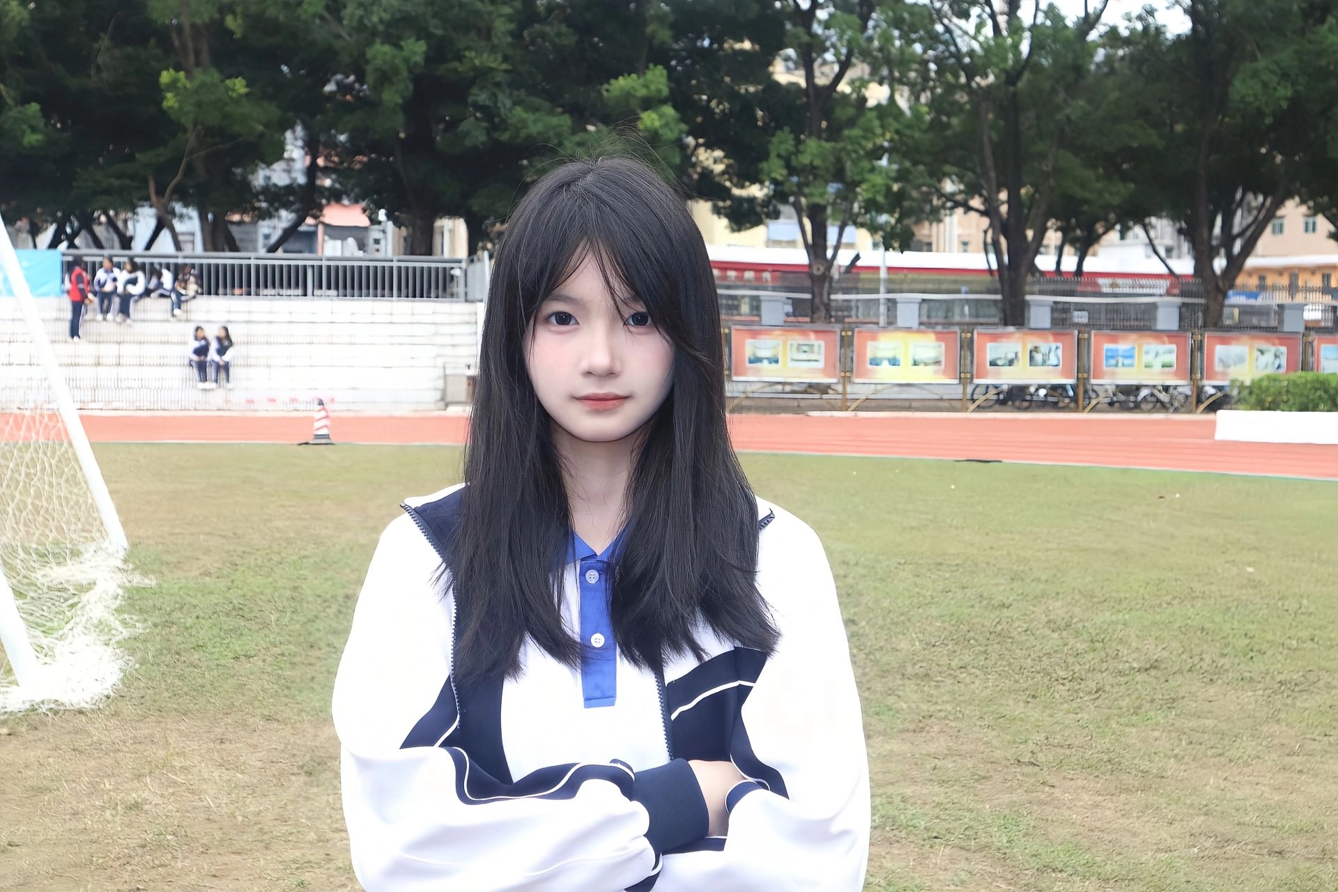 黑头发和白夹克的女孩站在一个田野上。