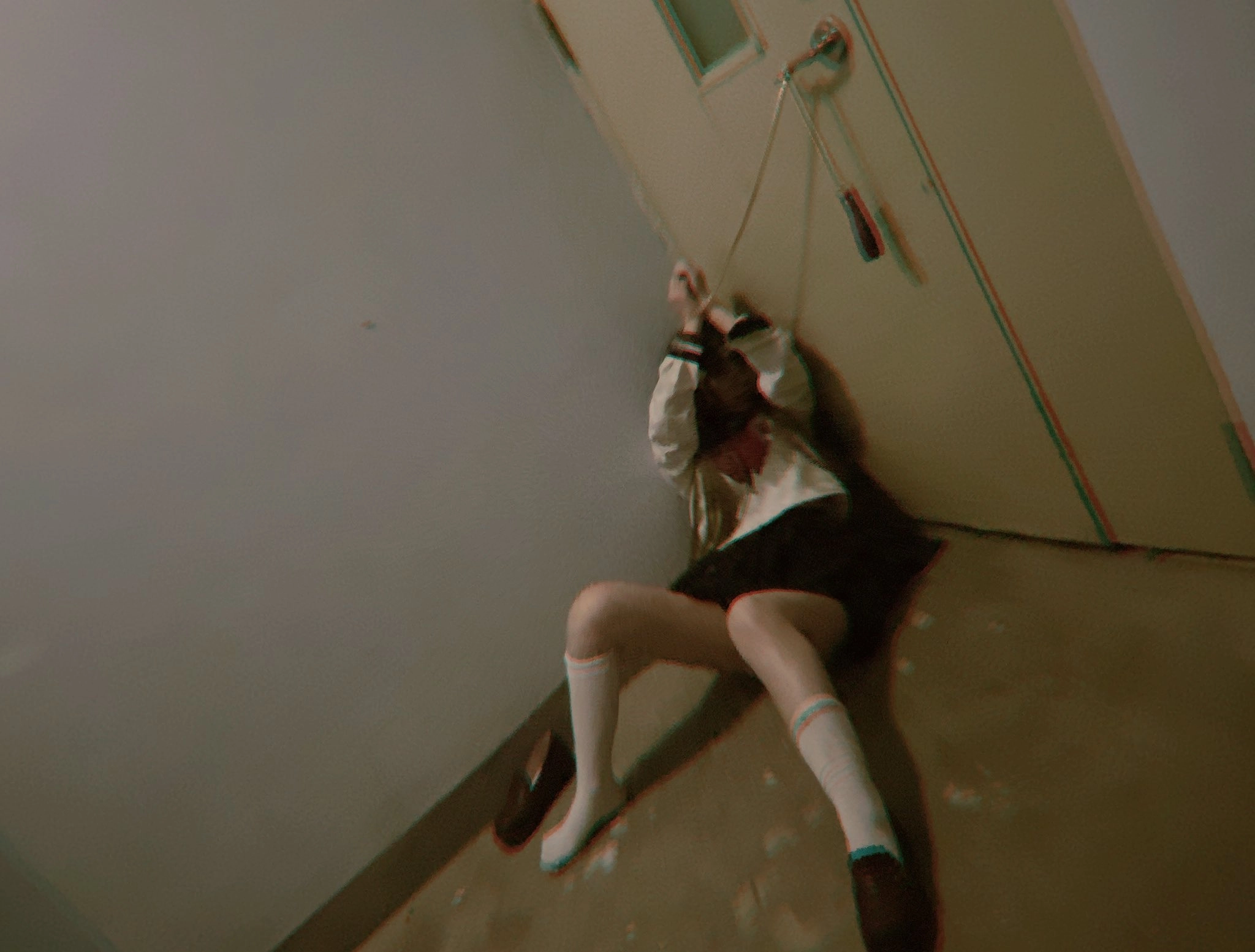 女孩坐在地板上,她的腿分开。