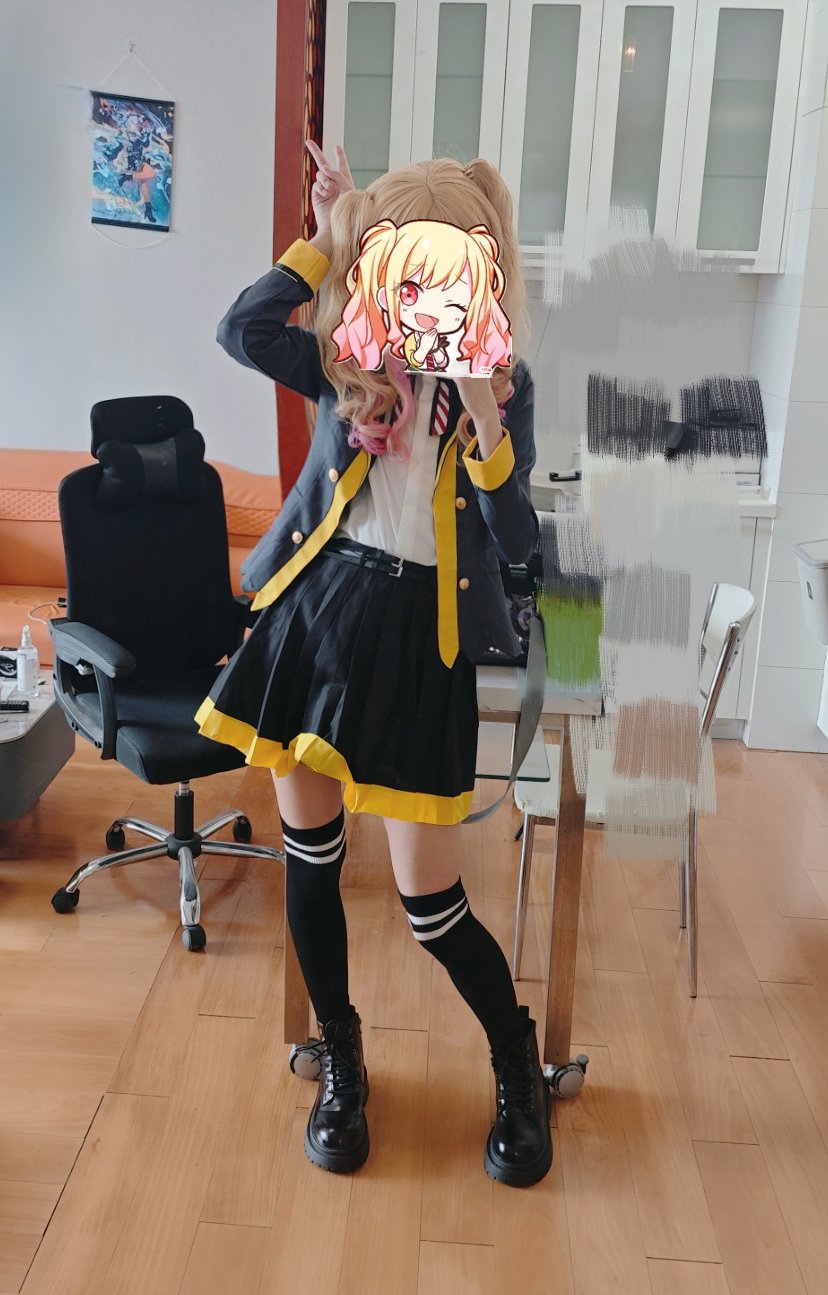 女孩带着一个黄色和黑色夹克和黑色袜子。