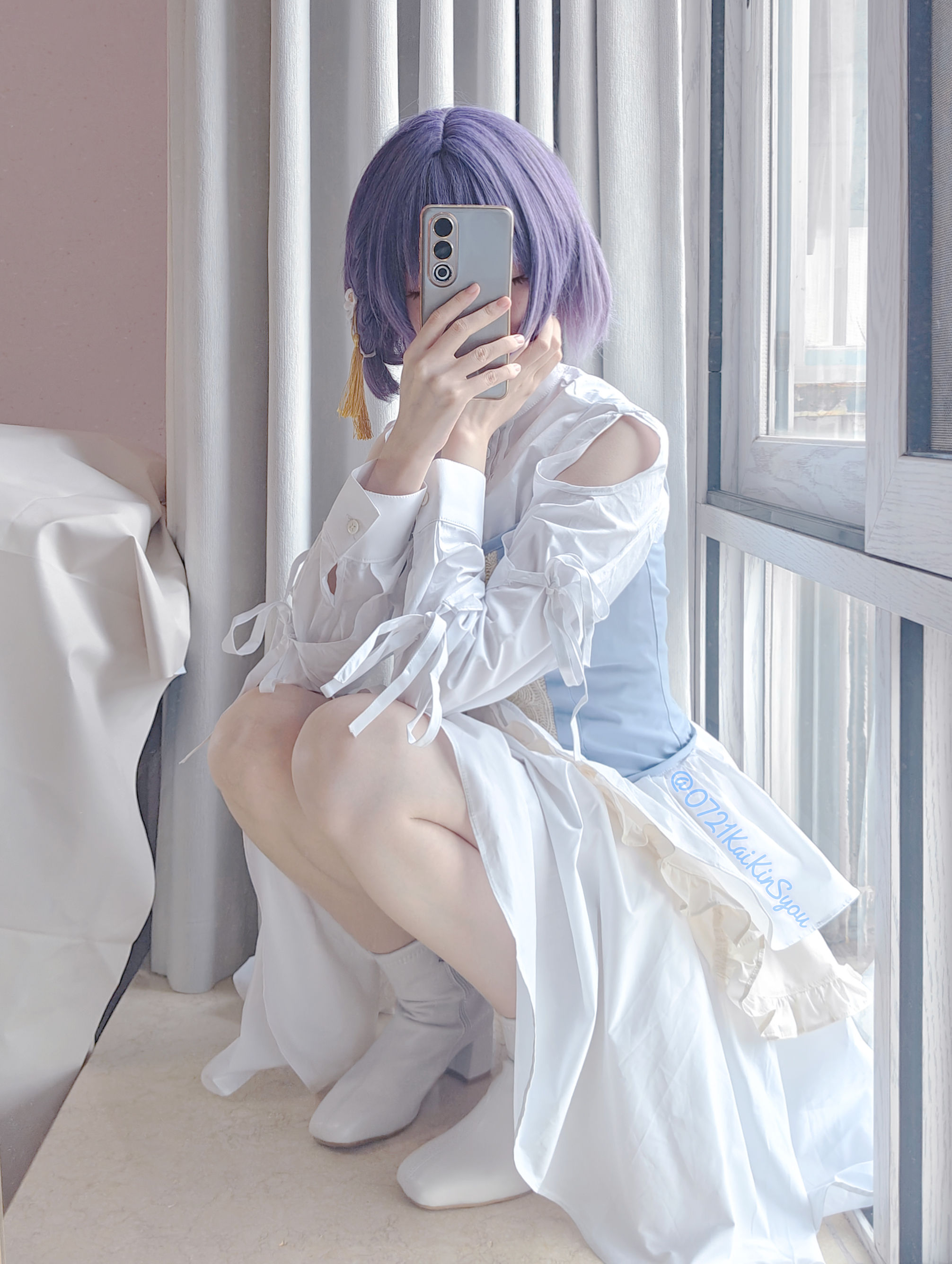 穿白色衣服的女人拍了一张自拍。