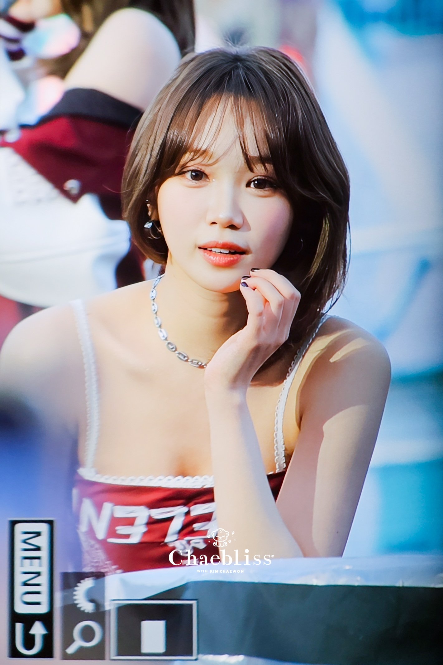 女孩,脖子上有一条项链。