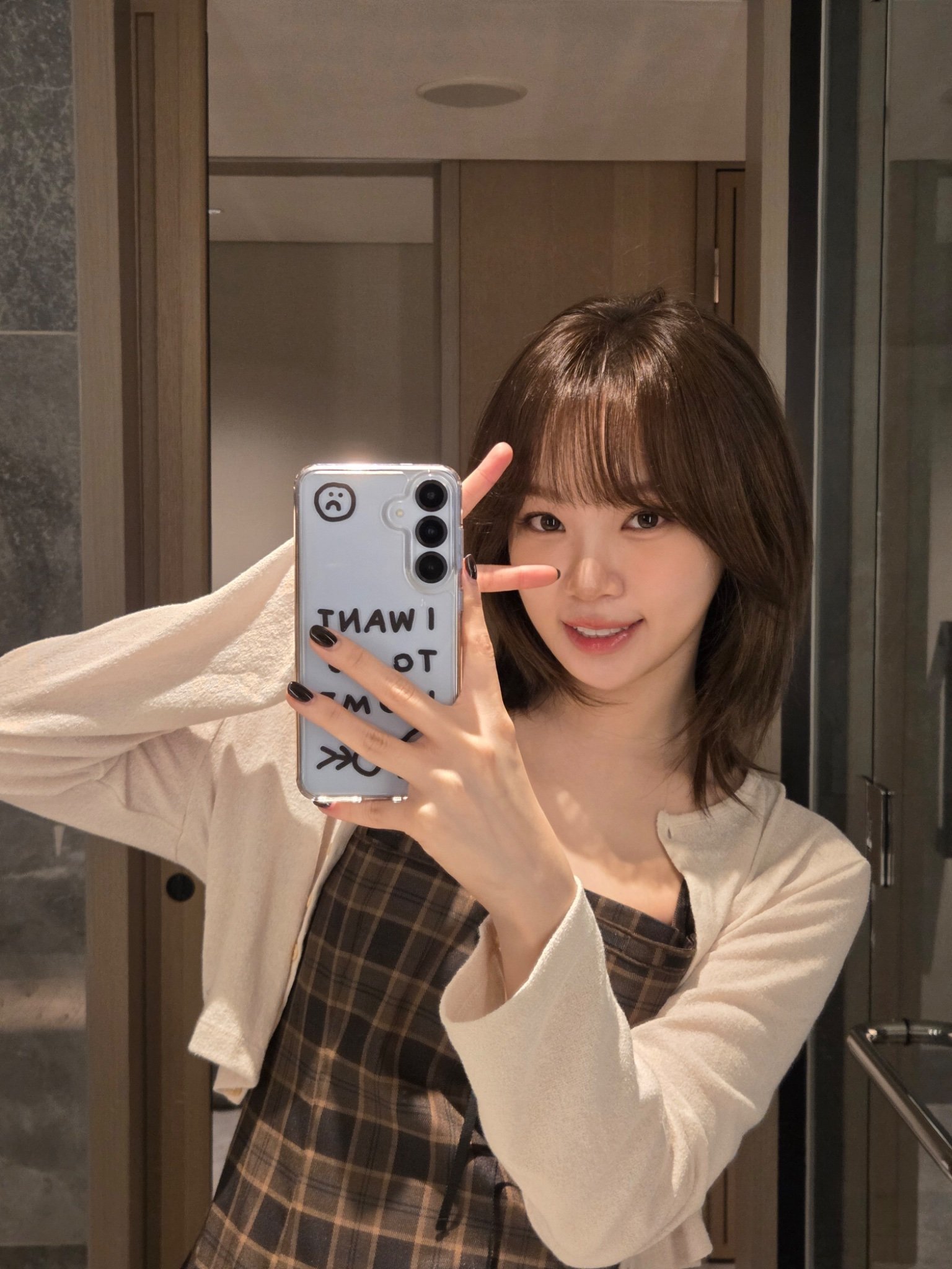 女人用手机拍自拍。