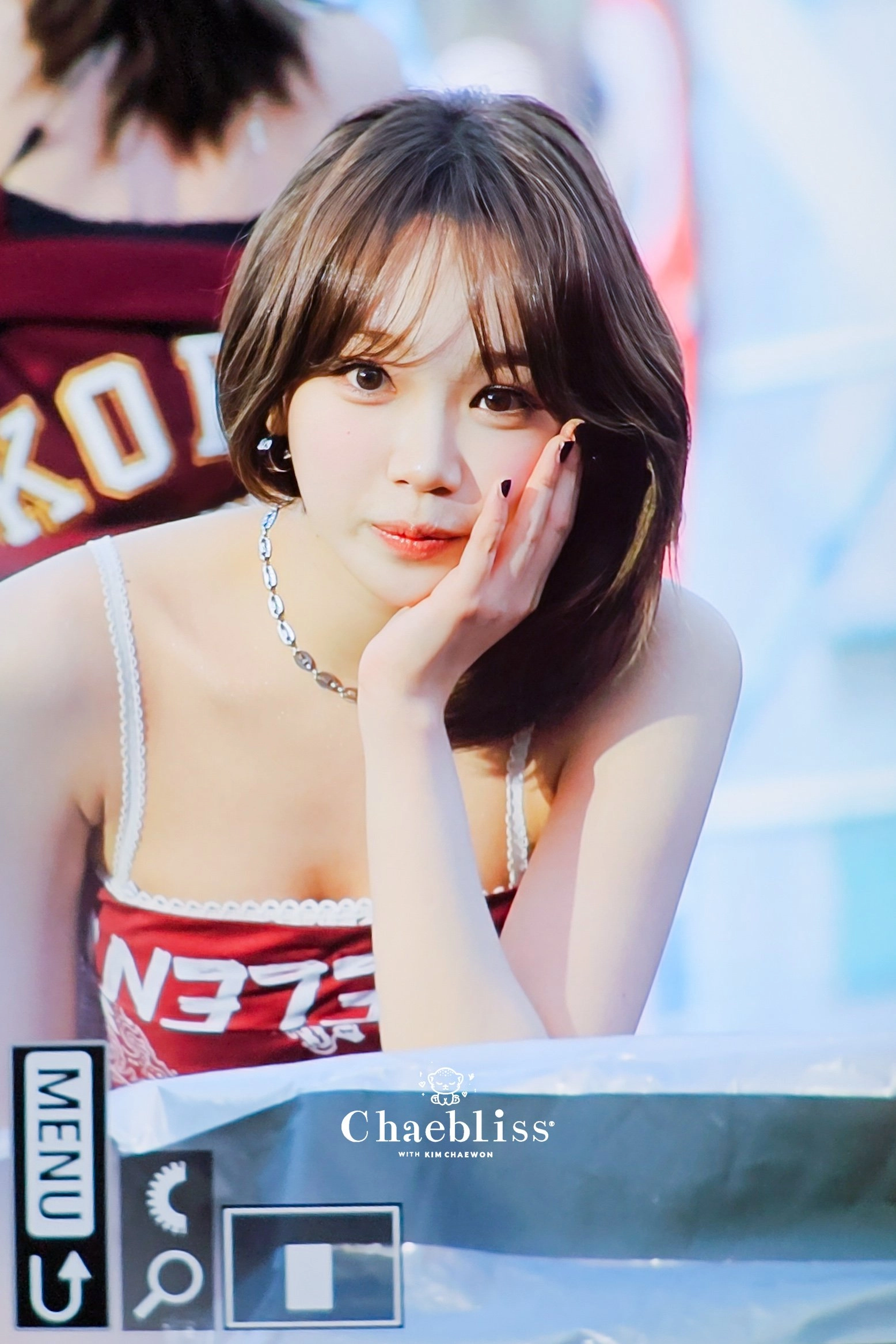 女孩,脖子上有一条项链。