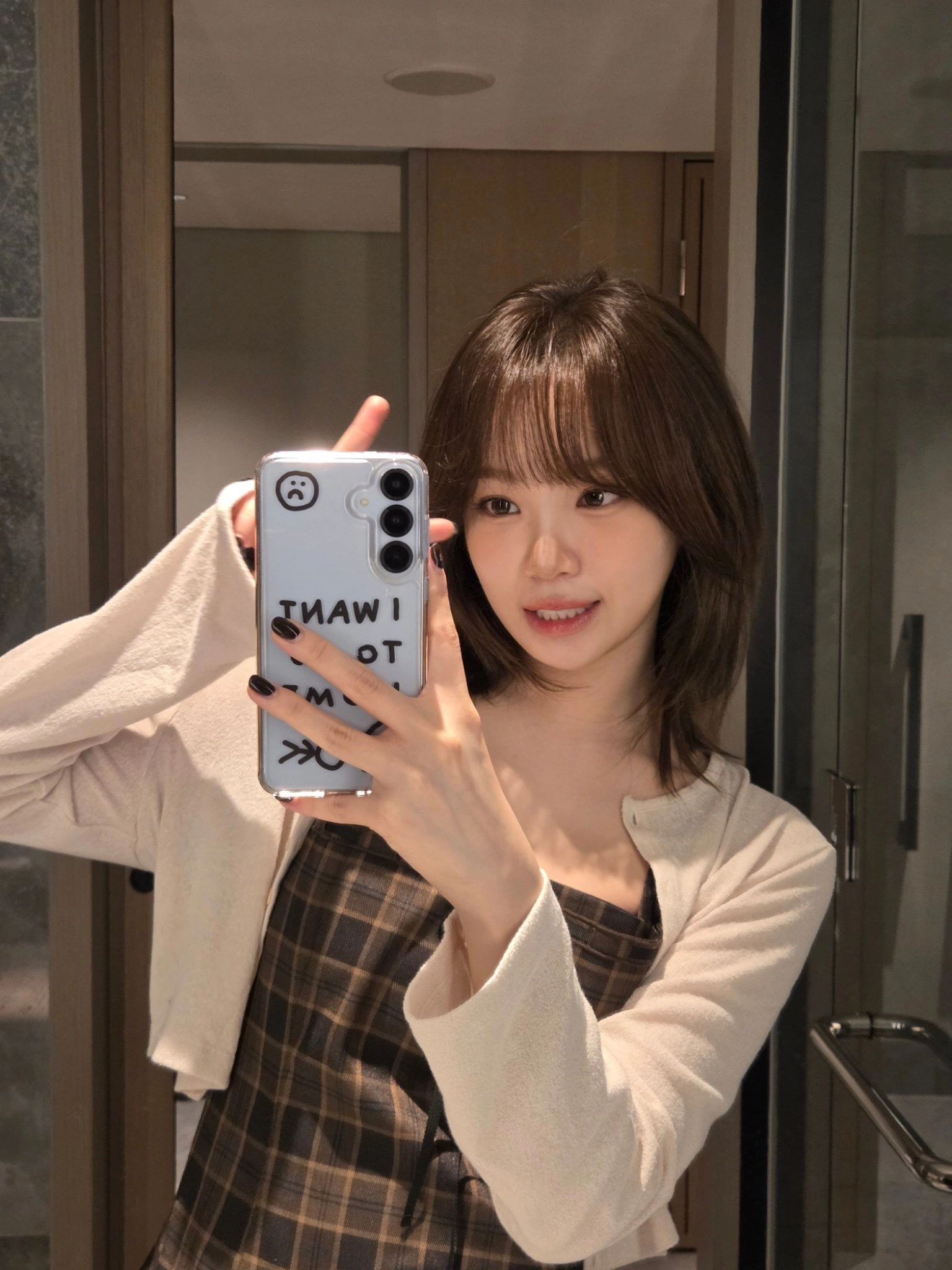 女人用手机拍自拍。