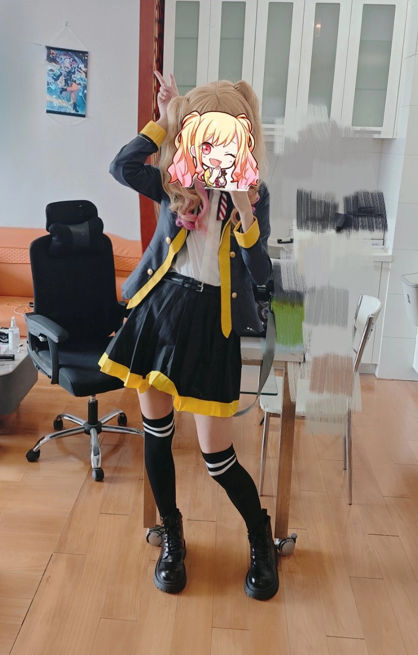 女孩带着一个黄色和黑色夹克和黑色袜子。