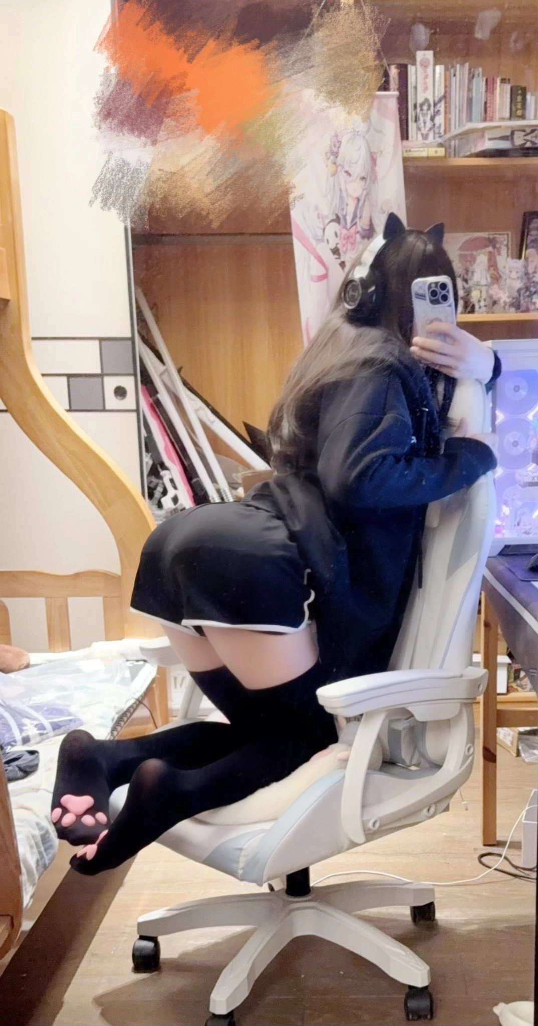 一位穿着黑色衬衫和短裤的女人坐在椅子上拍自拍。