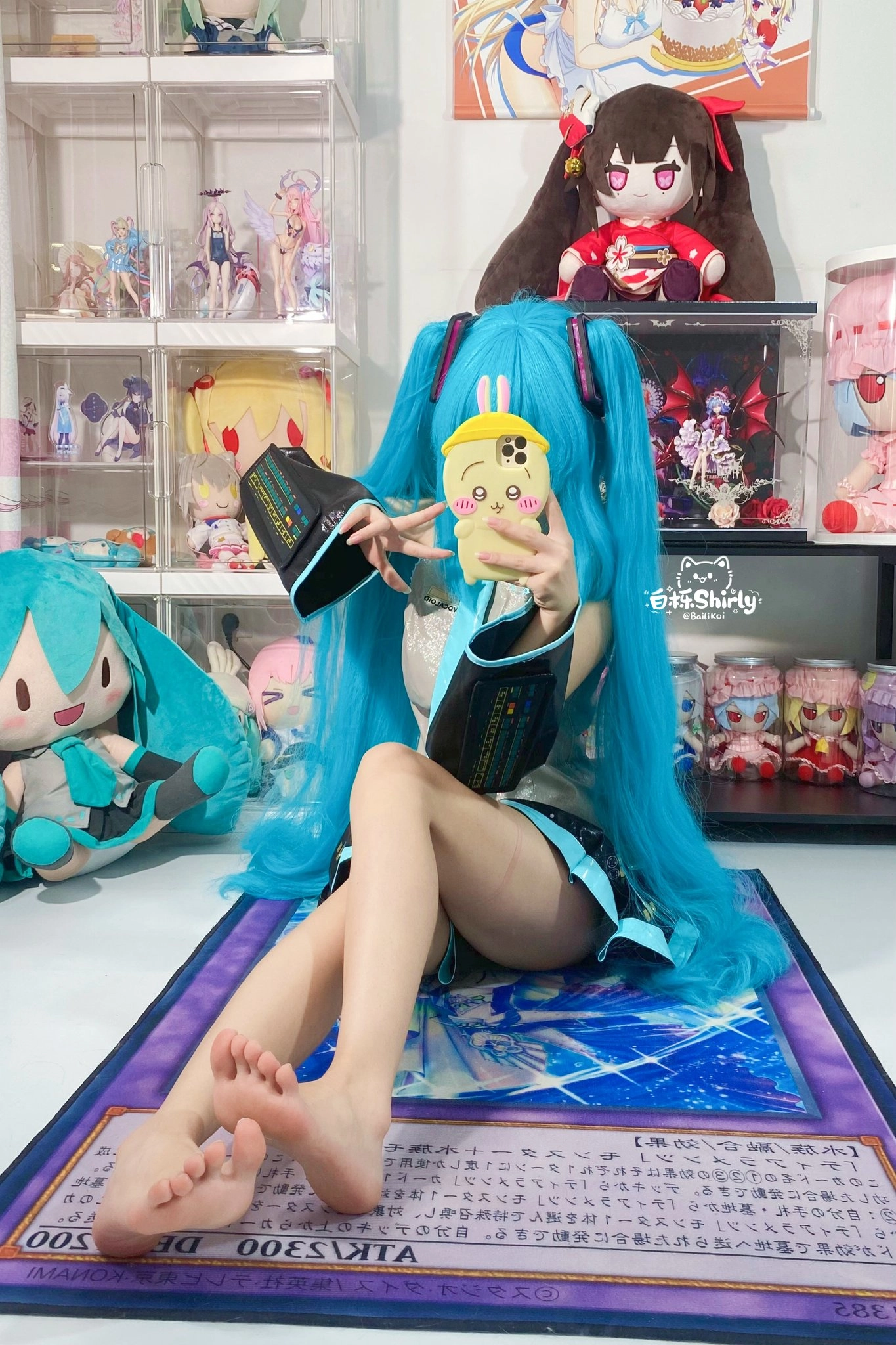 蓝头发女孩用手机拍自拍