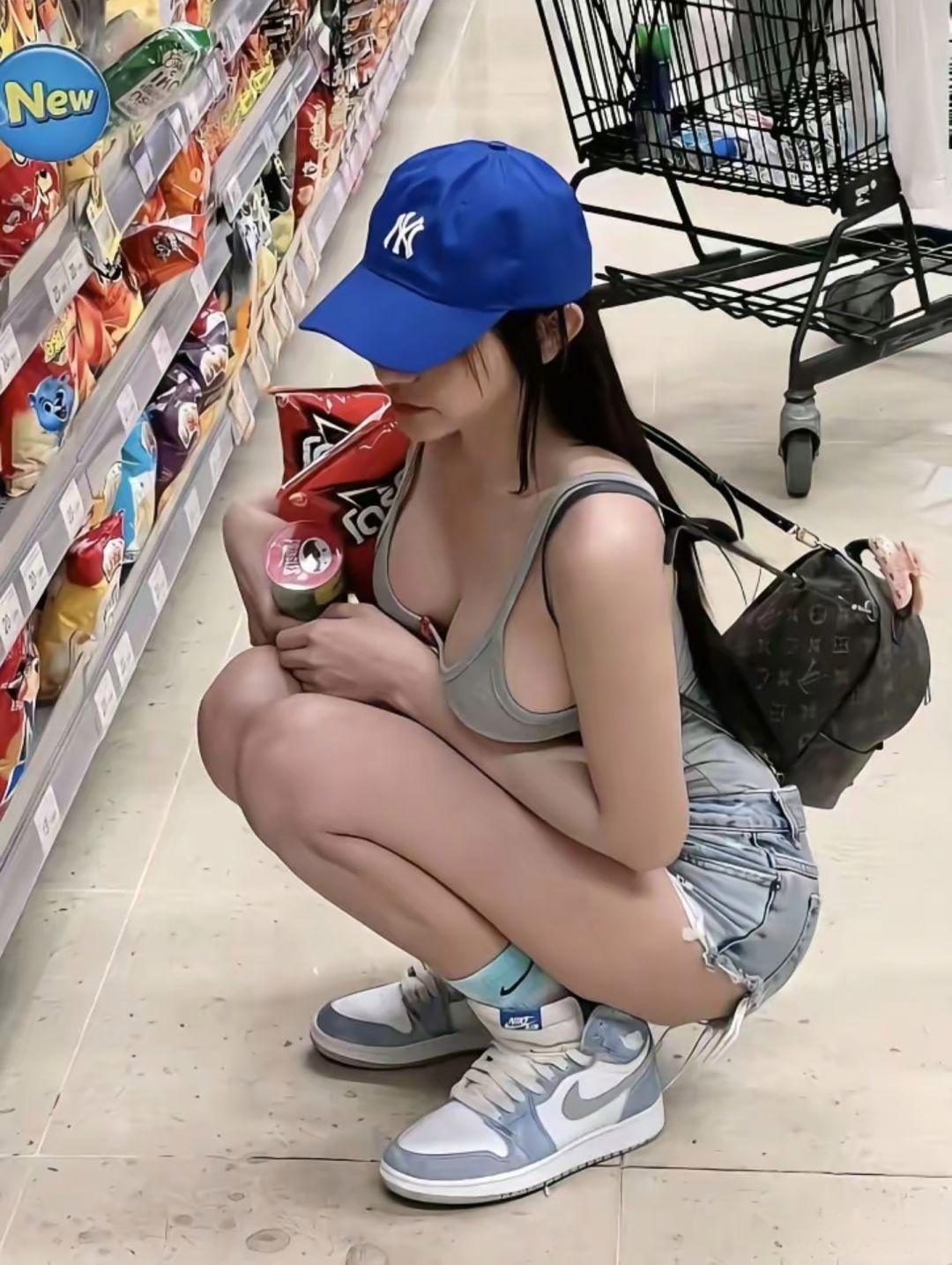 女人戴着蓝帽子,拿着一袋芯片。