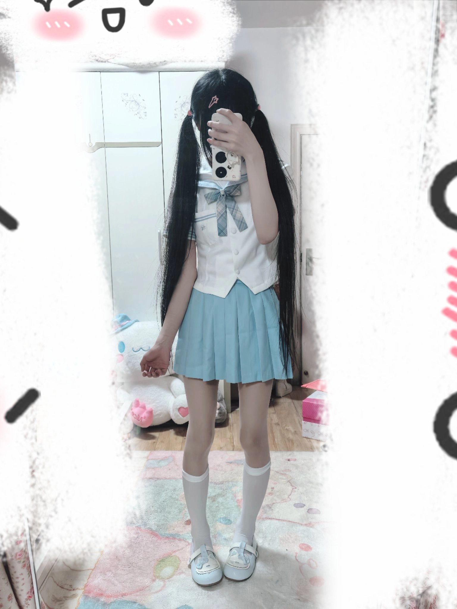 一位穿着蓝色裙子和白色夹克的女孩拍了一张自拍。