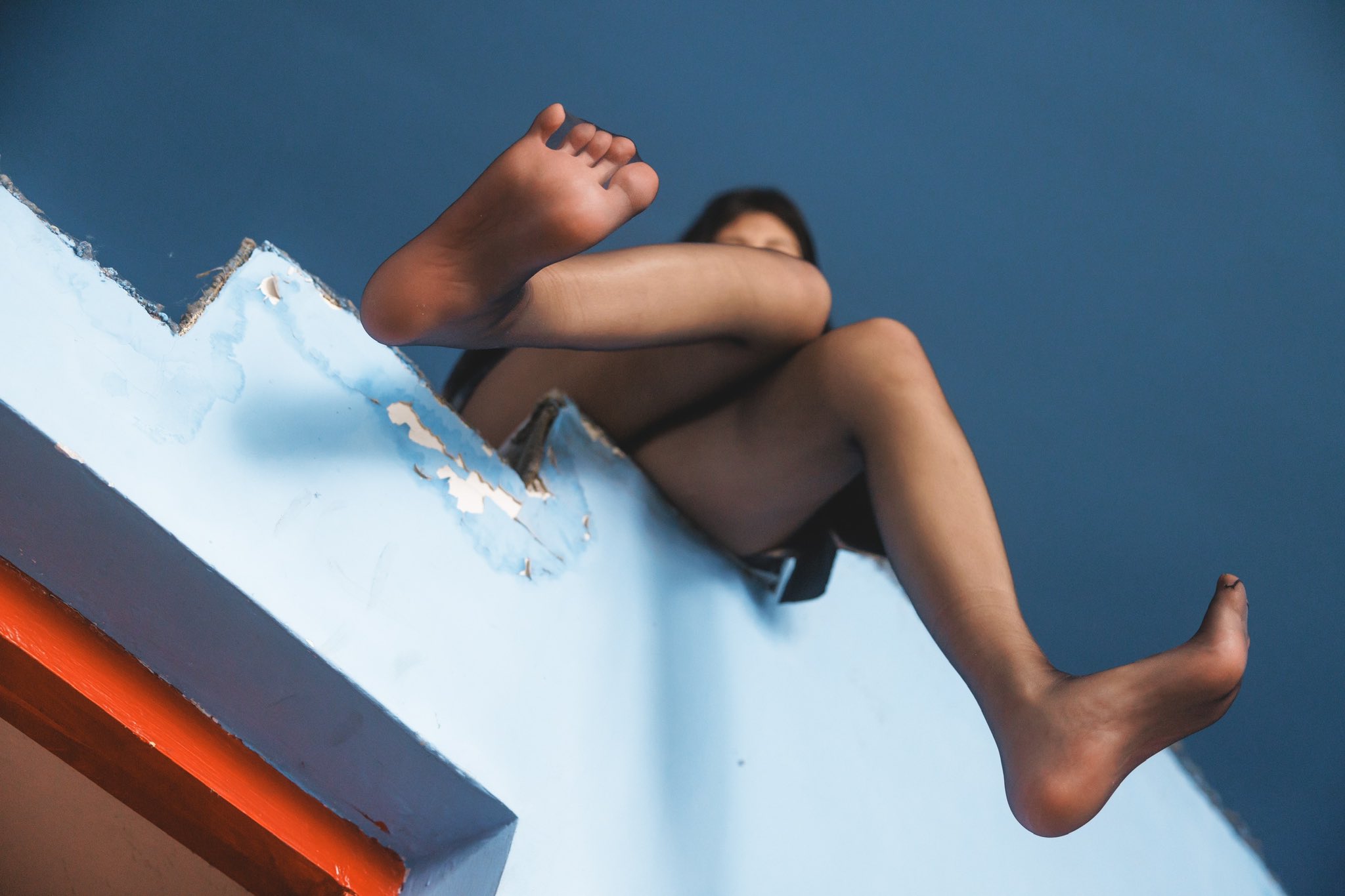 女人坐在一个步骤上,她的腿交叉。