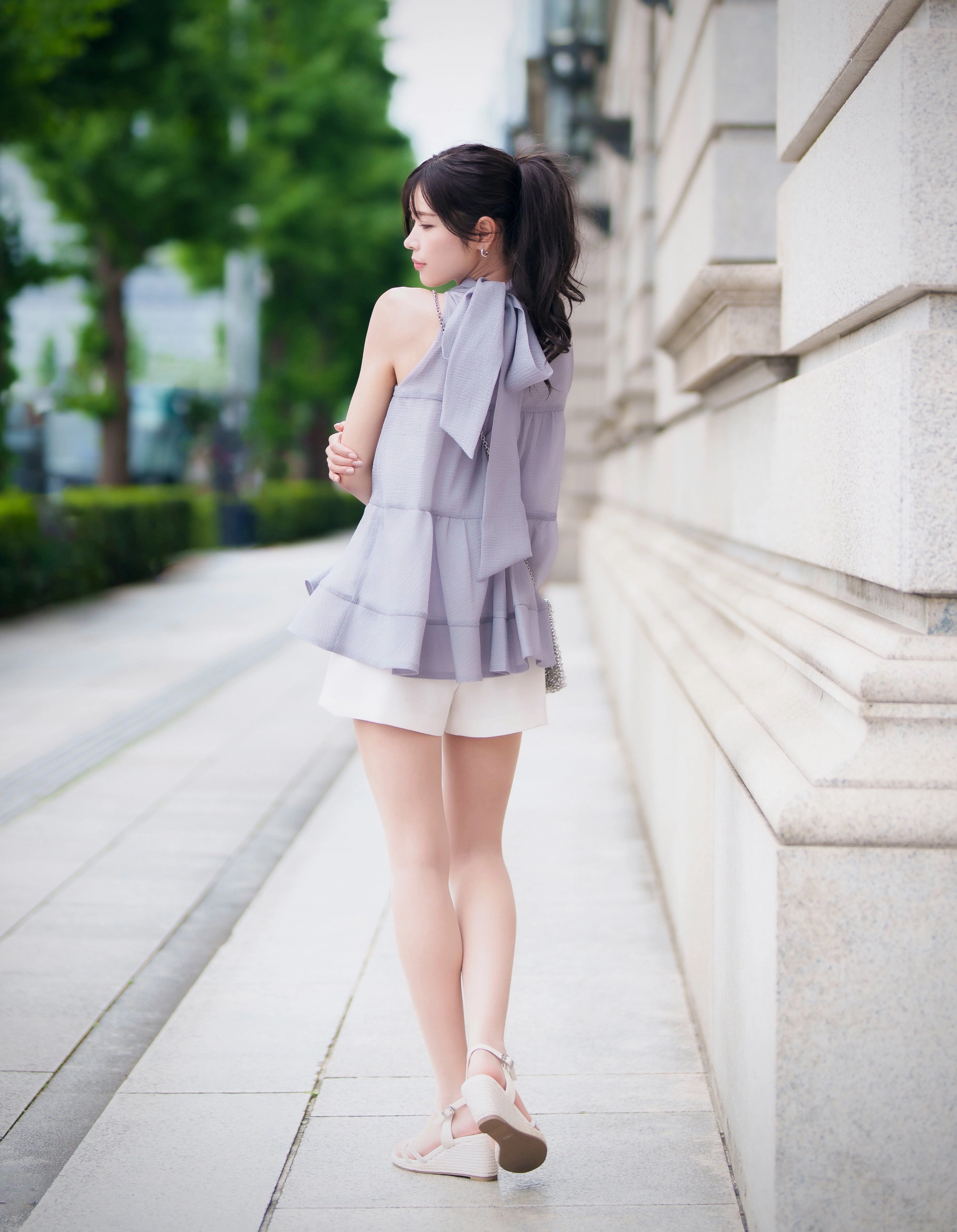 穿着灰色的裙子和白色的鞋子的女人。