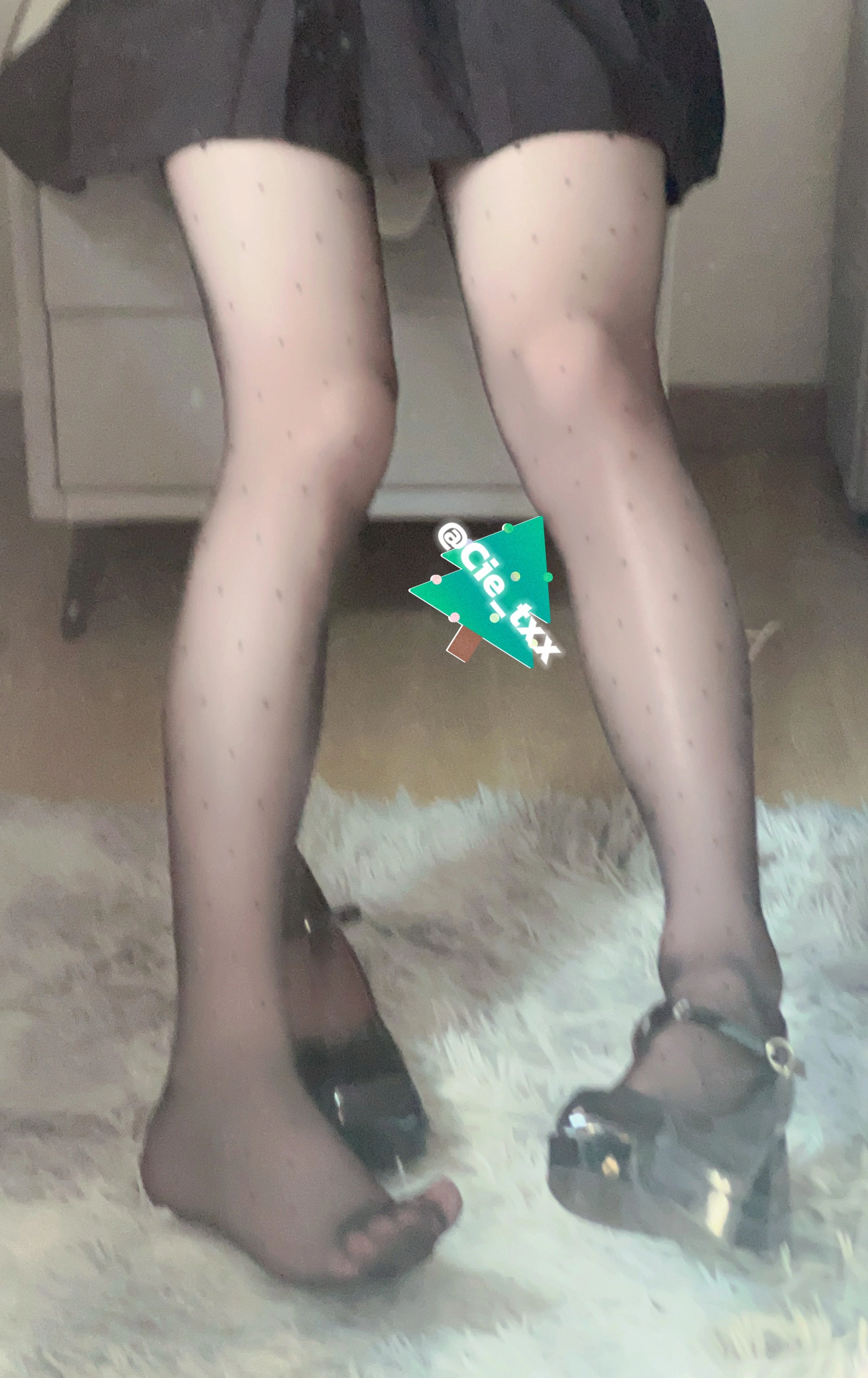 穿裤子和高跟鞋的女人。