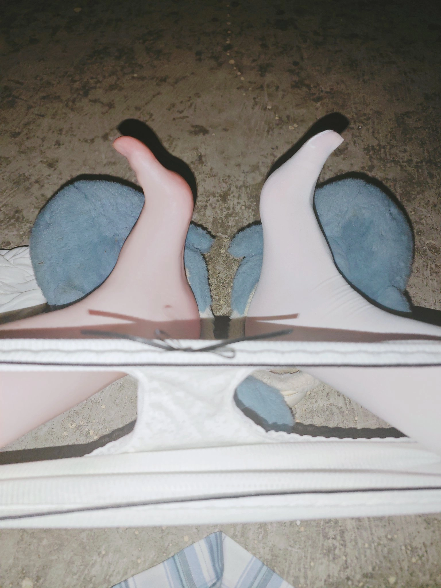 穿着白色的胸罩和裤子的人。