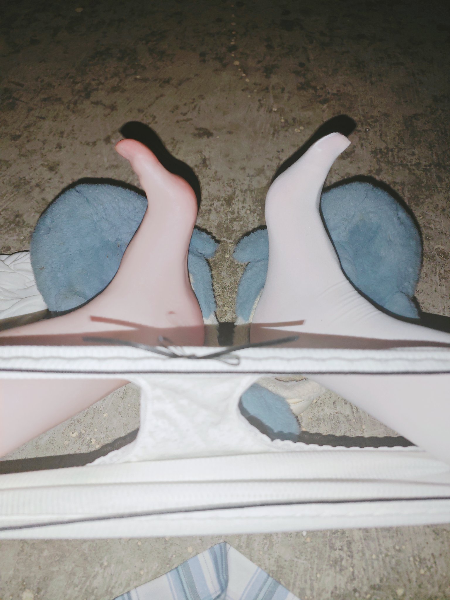 穿着白色的胸罩和裤子的人。