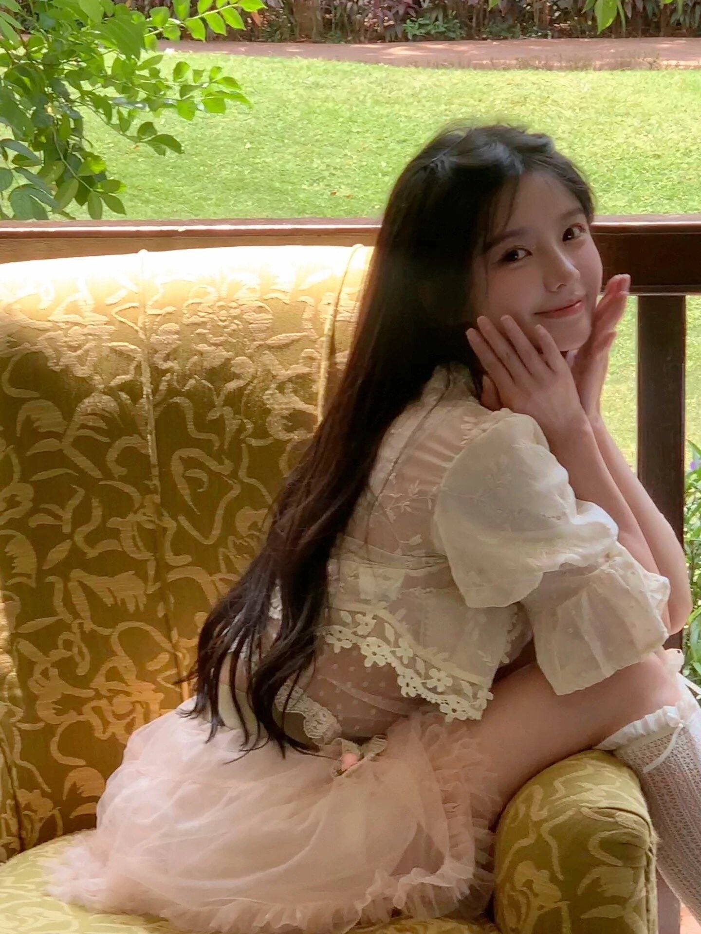 年轻的女孩为一张照片而立场。