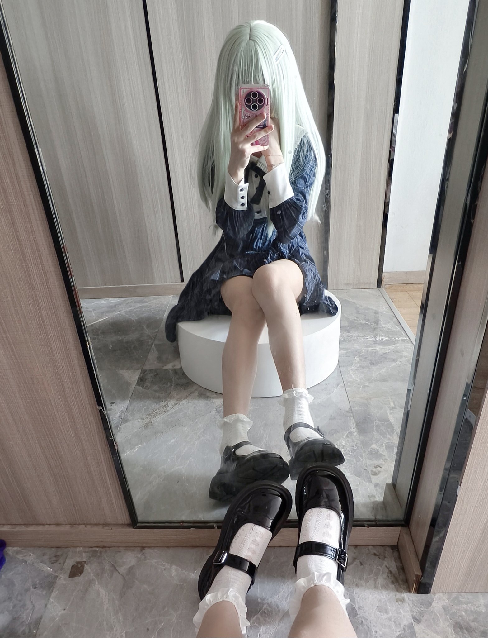 女孩用粉红色的手机拍自拍。