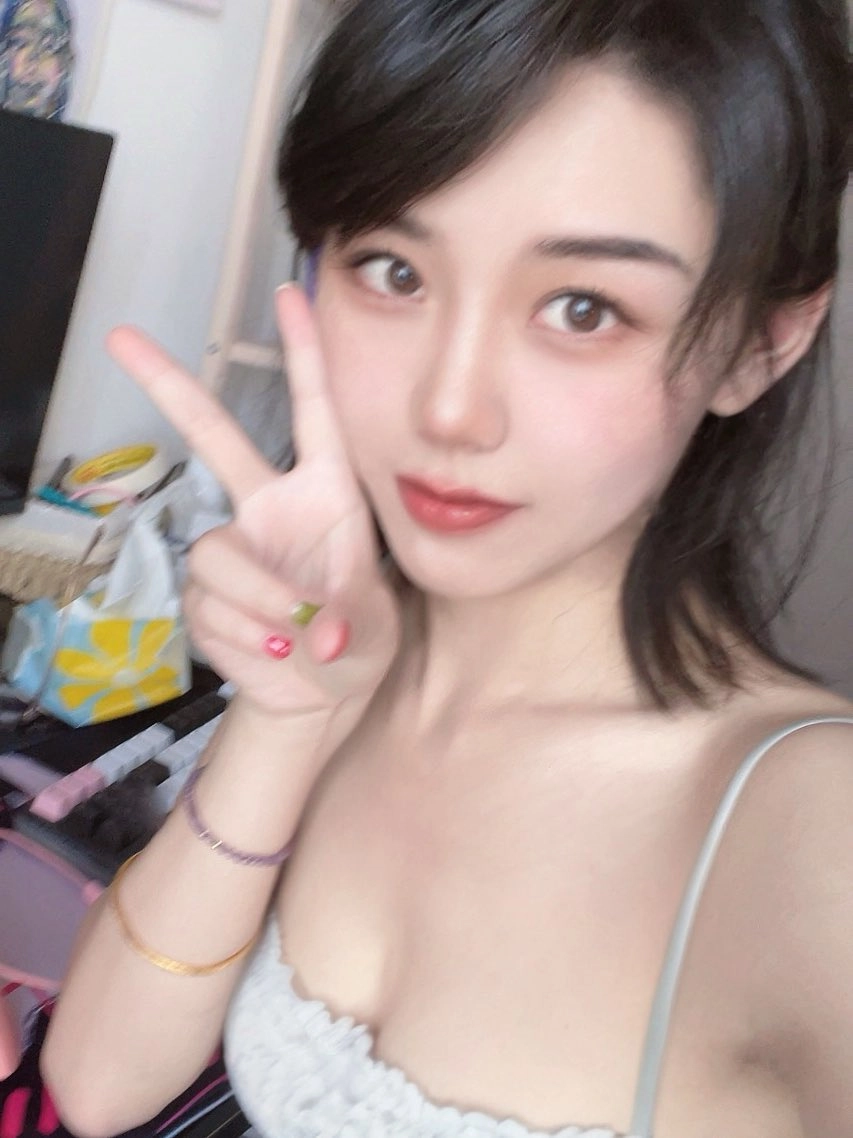 女人为一张带和平标志的照片露面。