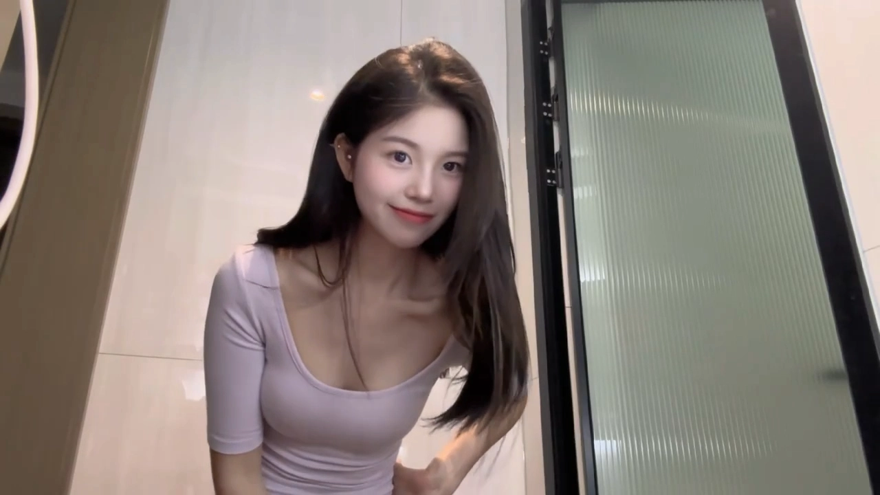 长头发和粉红色衬衫的女人微笑着。