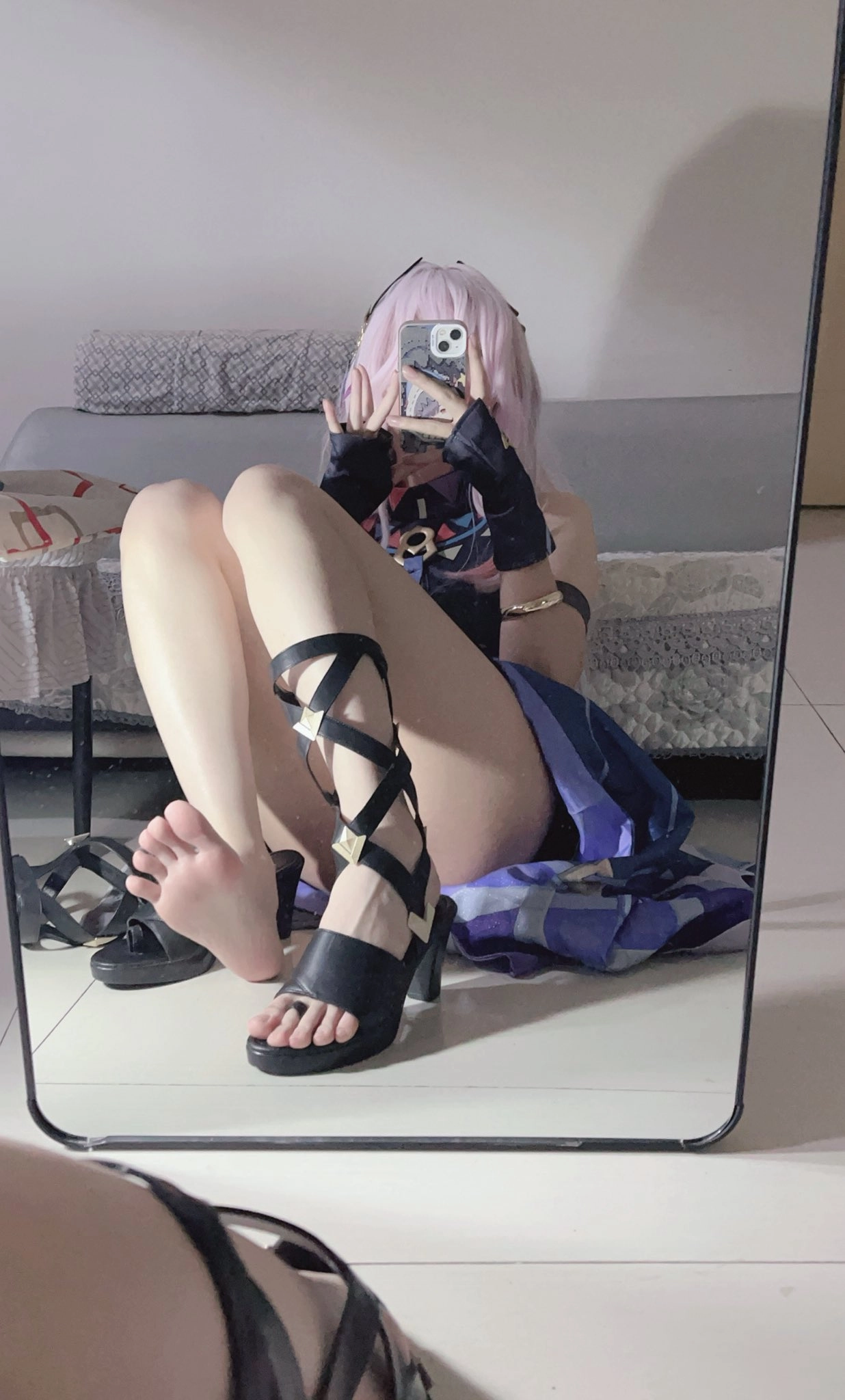 女人用手机拍自拍。