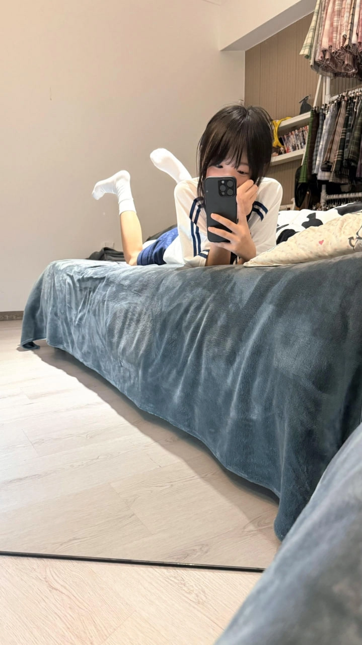 女孩在床上拍自拍。