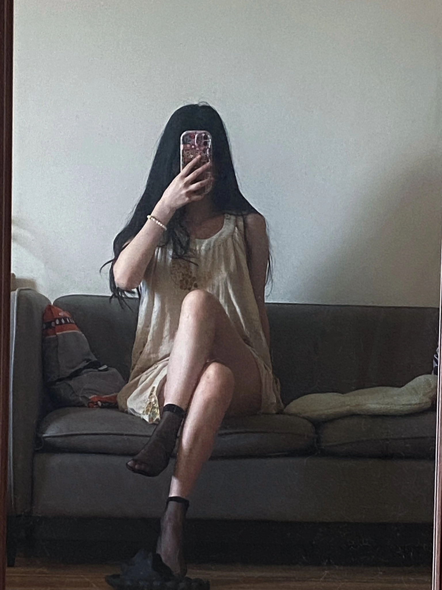 女人在沙发上拍自拍。