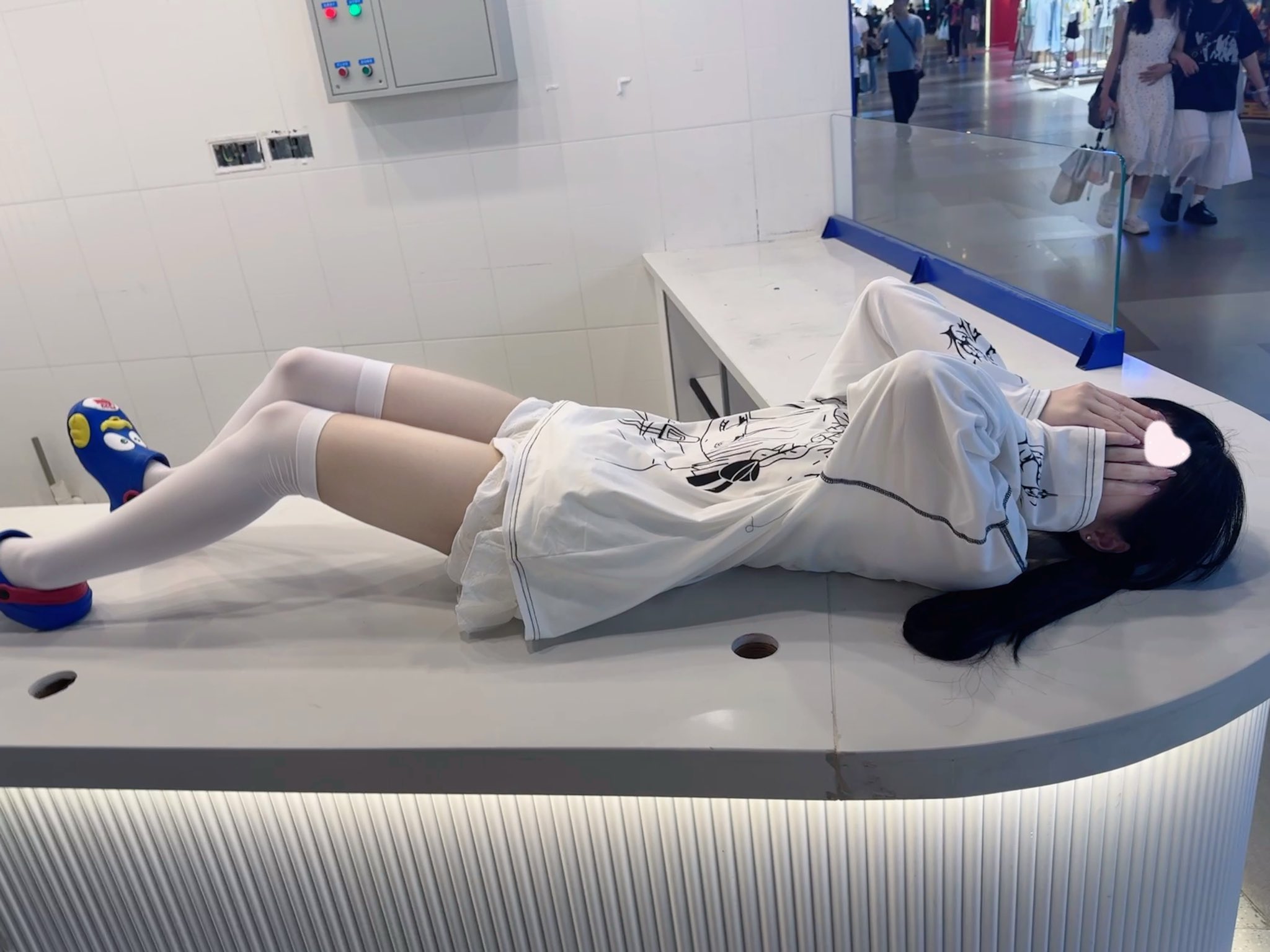 女人躺在一个帐篷上。