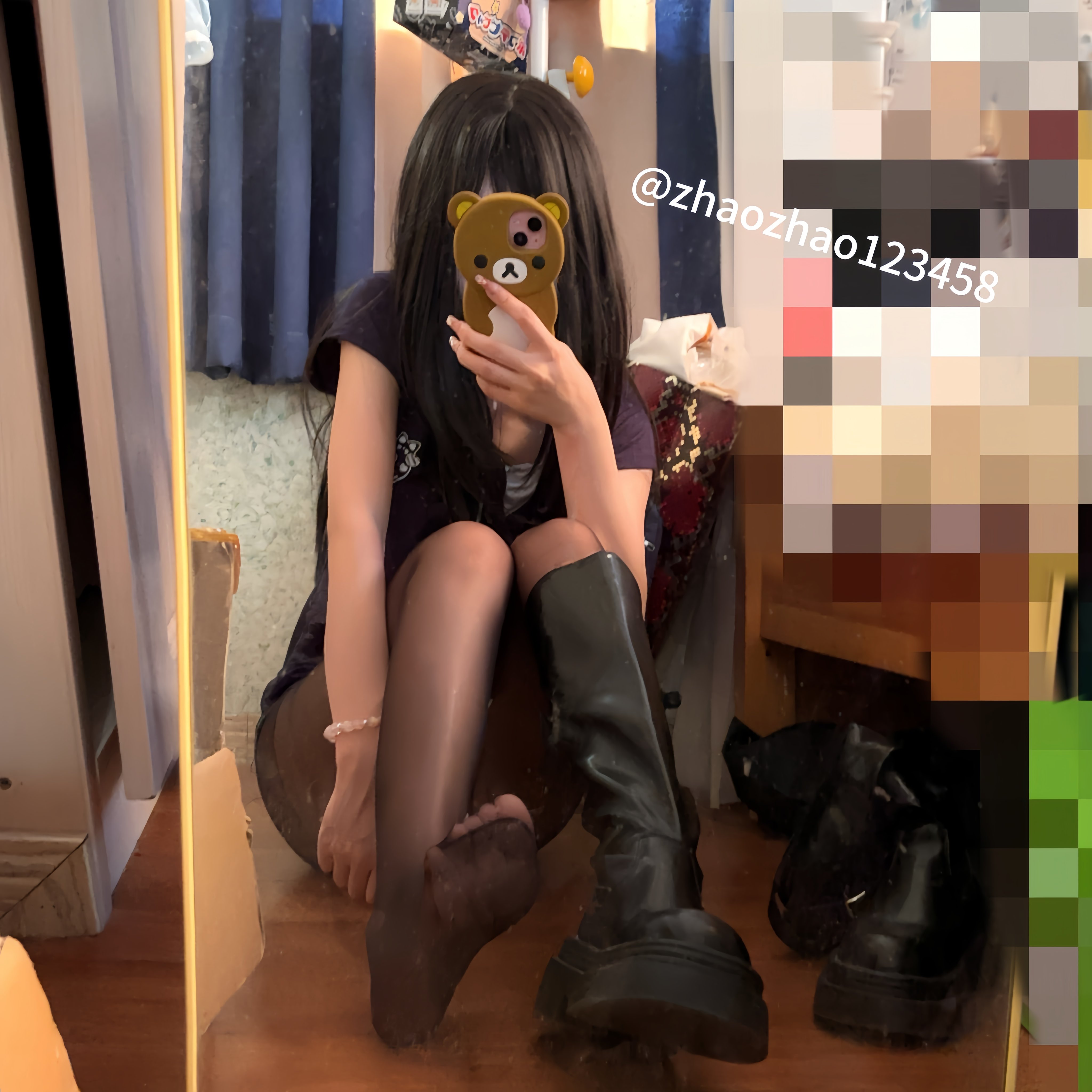 女人在镜子里拍自拍。