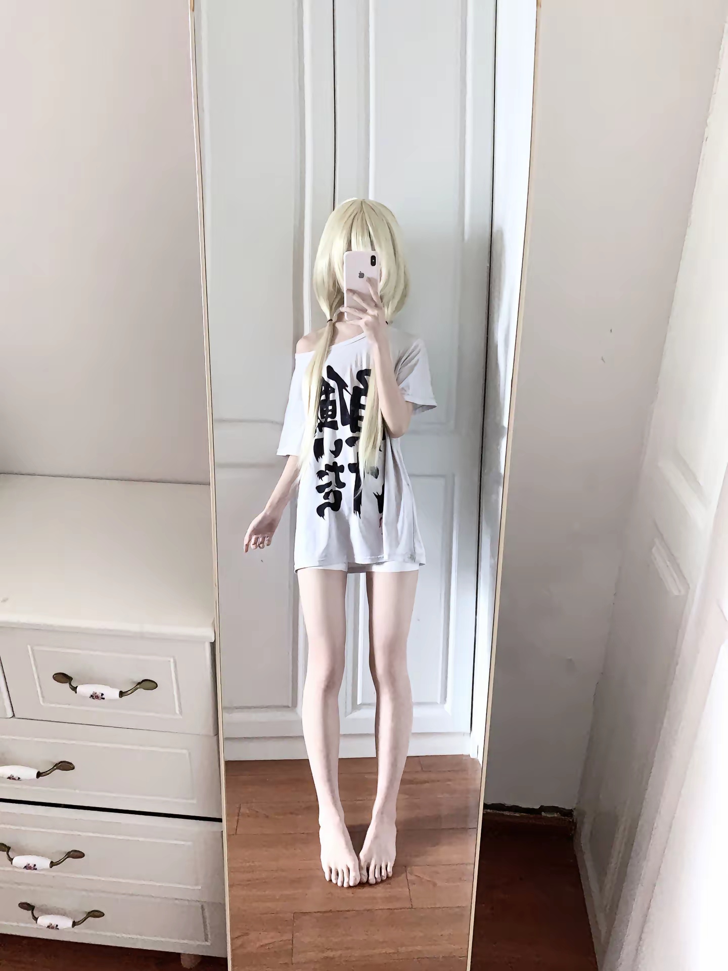 女人在镜子前拍自拍。