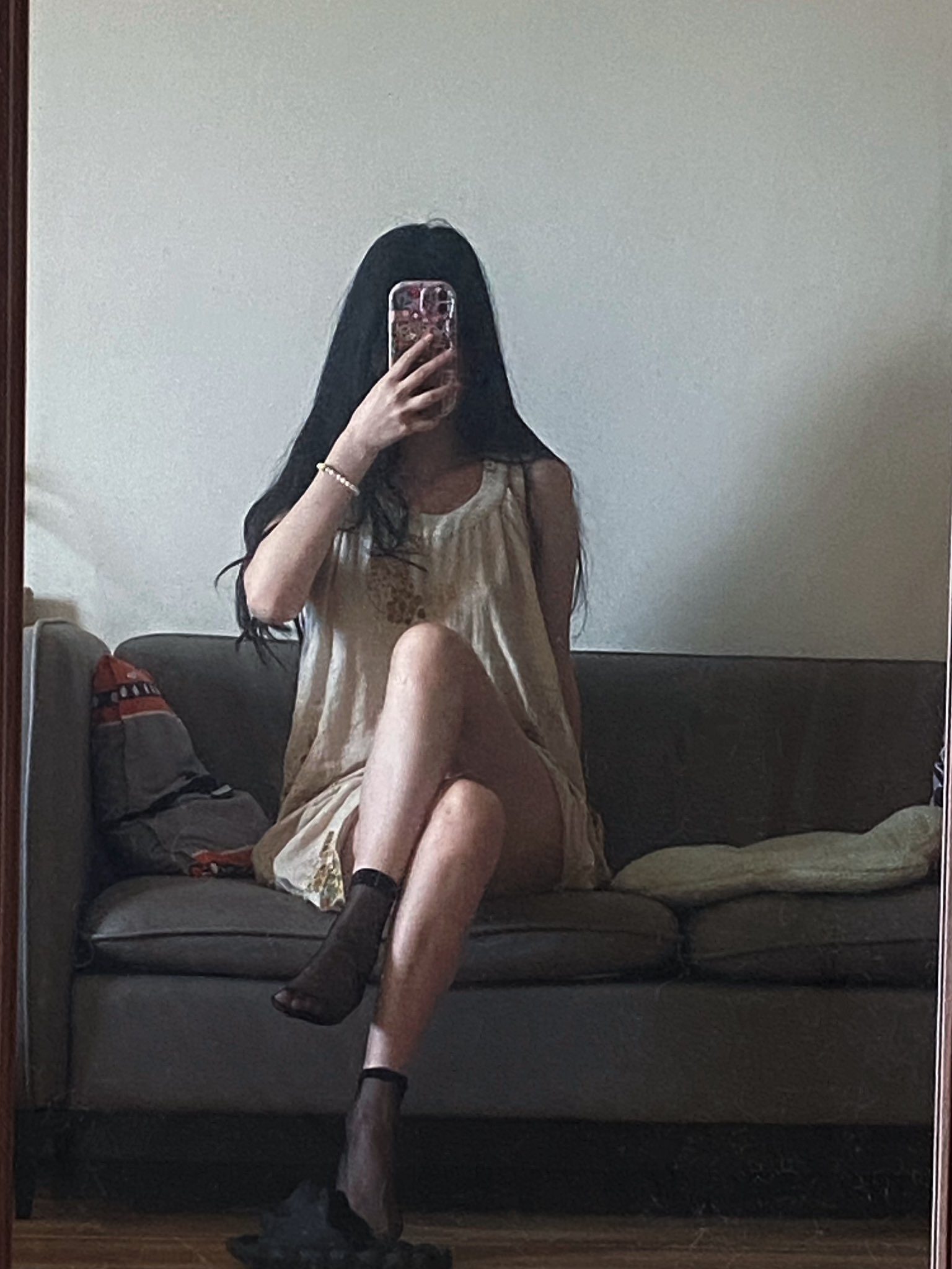 女人在沙发上拍自拍。