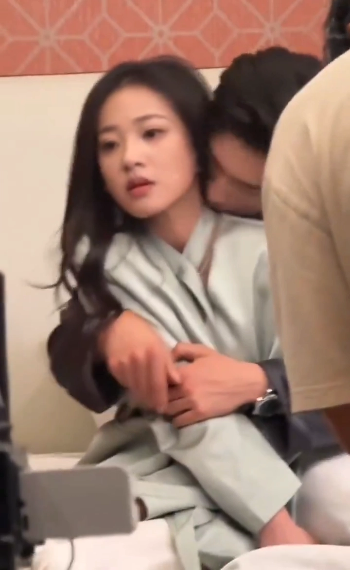 男人和一个女人拥抱。