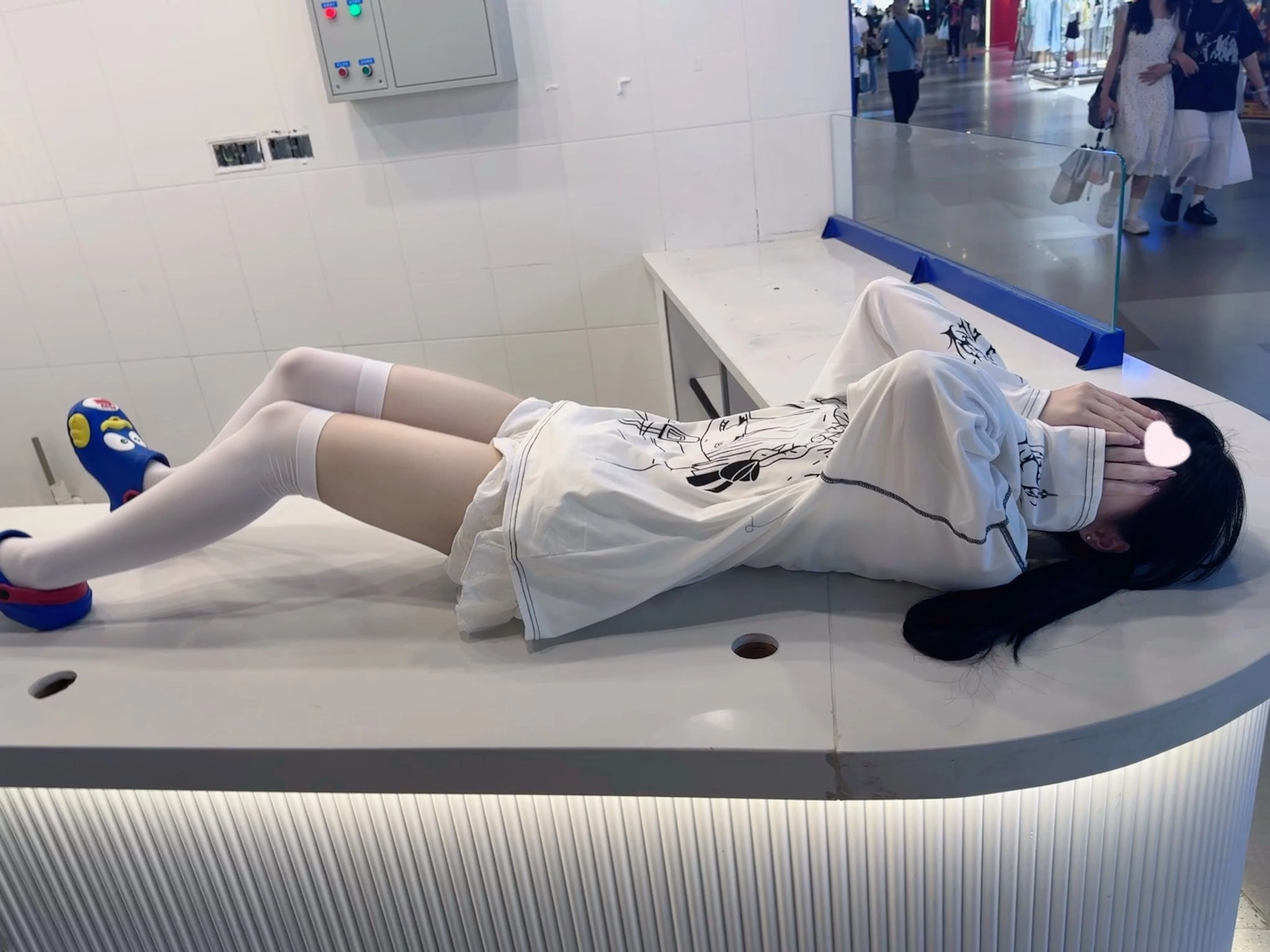 女人躺在一个帐篷上。