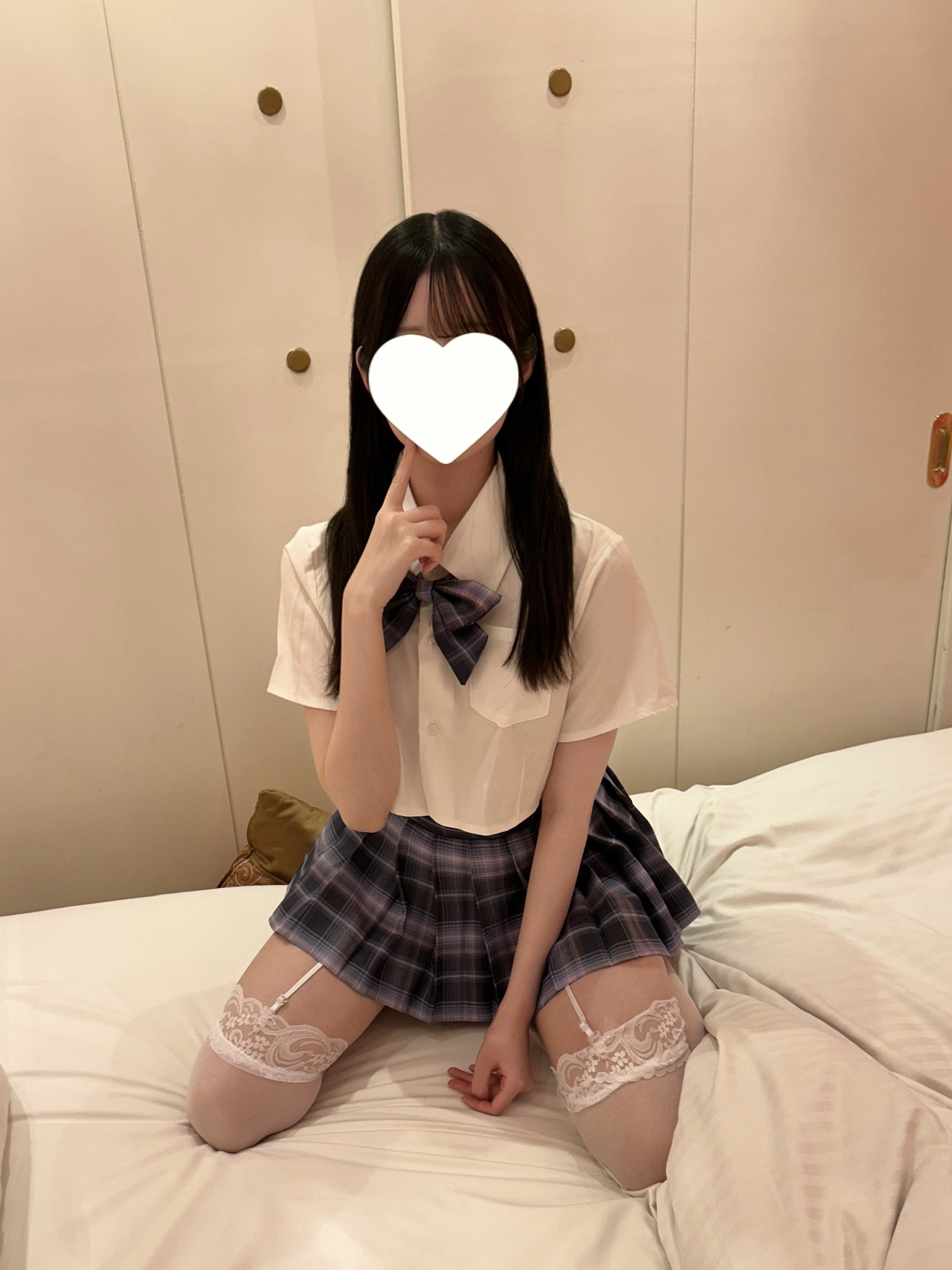 女人,一件白色的衬衫和一根弓在她的头发。