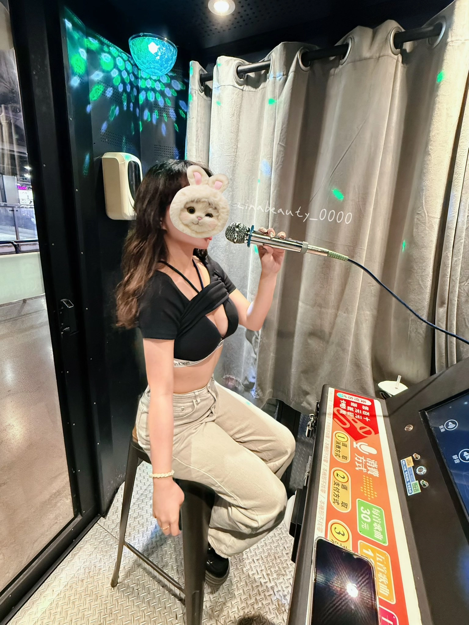 戴着兔子面具的女人在麦克风里唱歌。