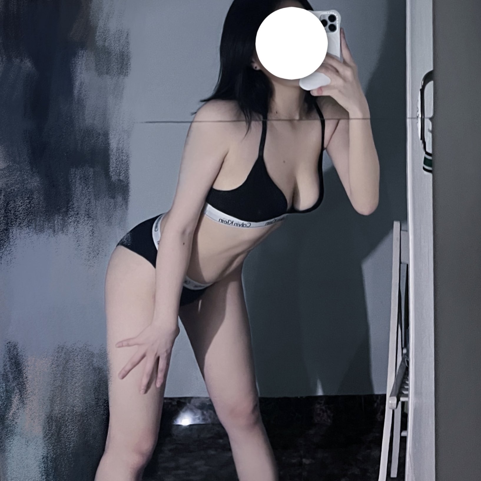 女人用手机拍自拍。