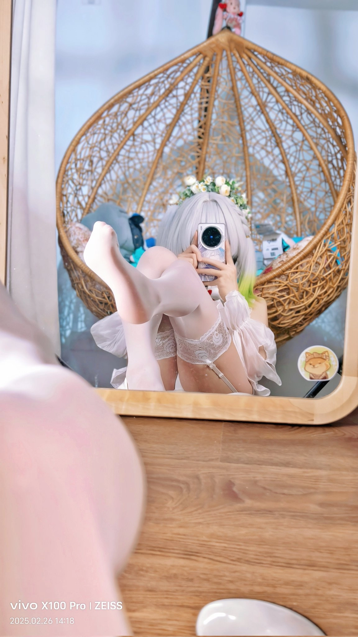 女人在镜子里拍自拍。