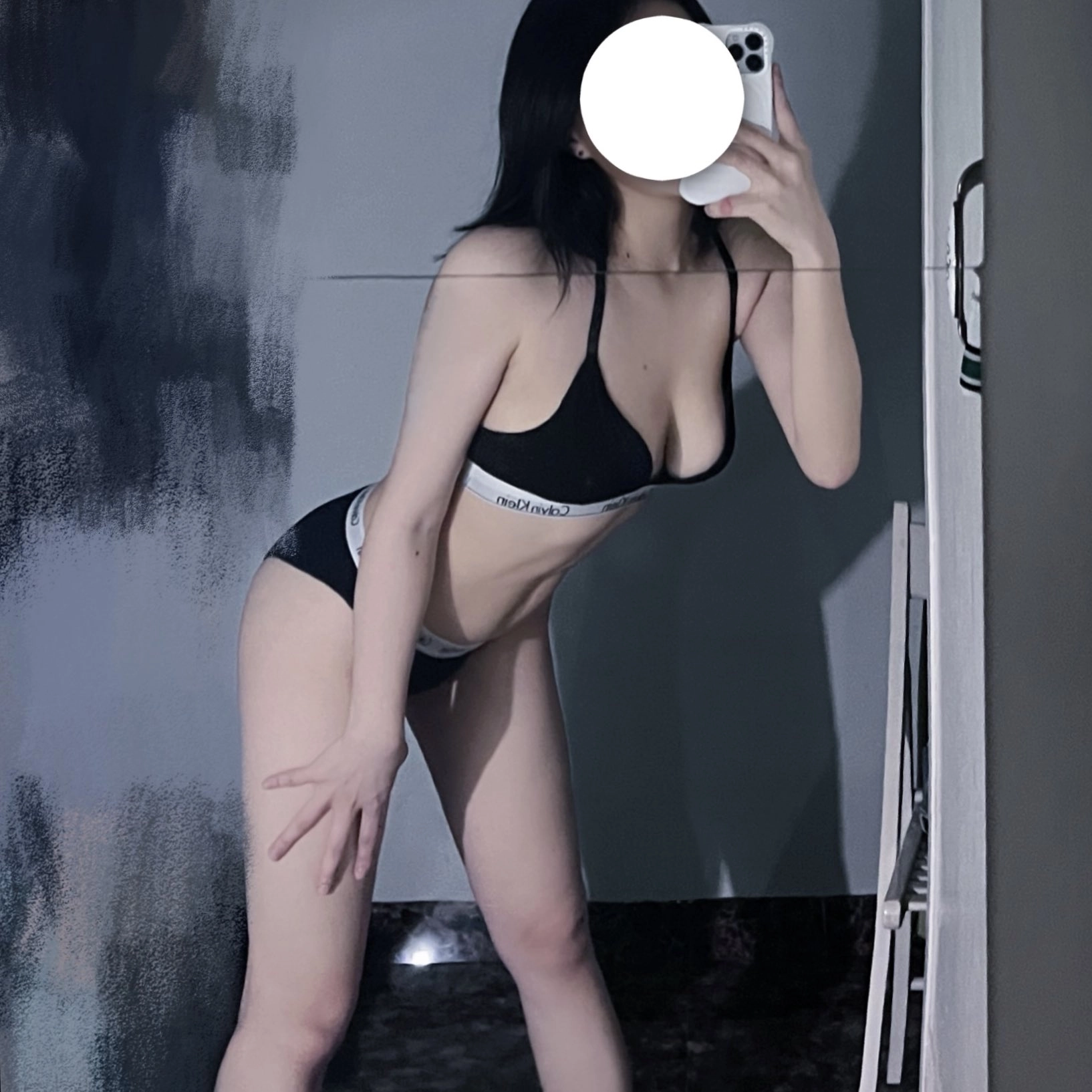 女人用手机拍自拍。