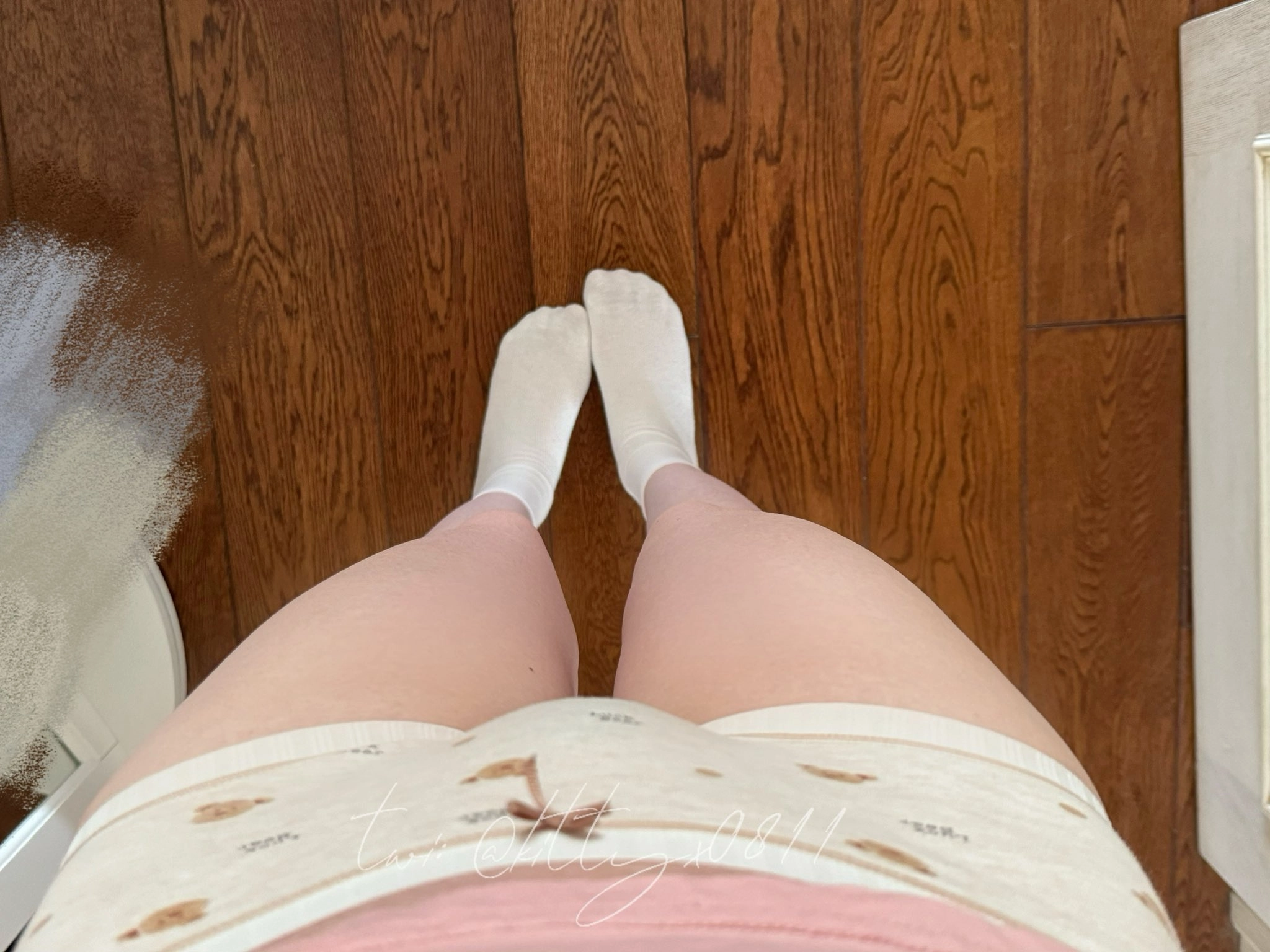 穿着白色袜子和短裤的人。