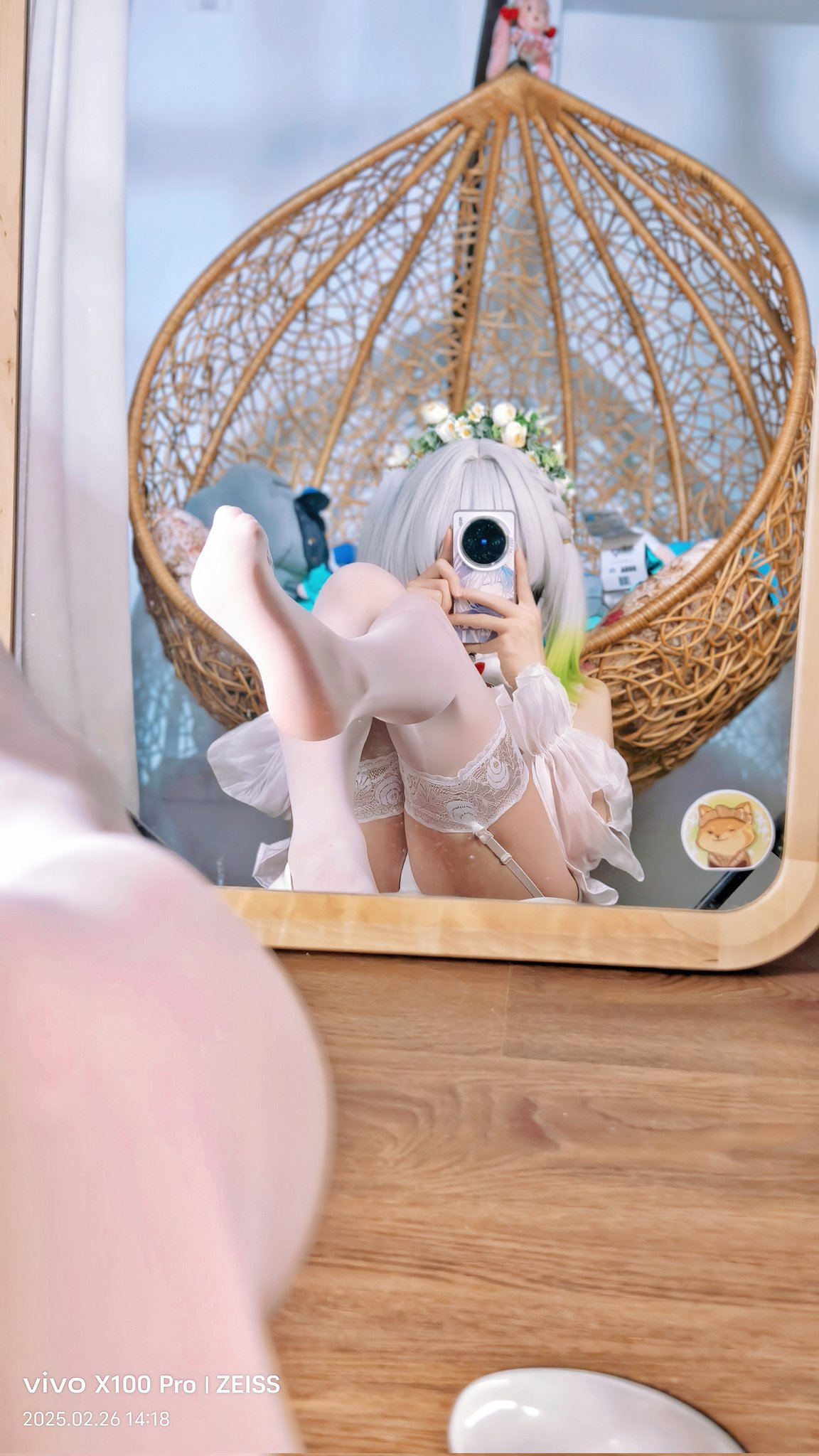 女人在镜子里拍自拍。