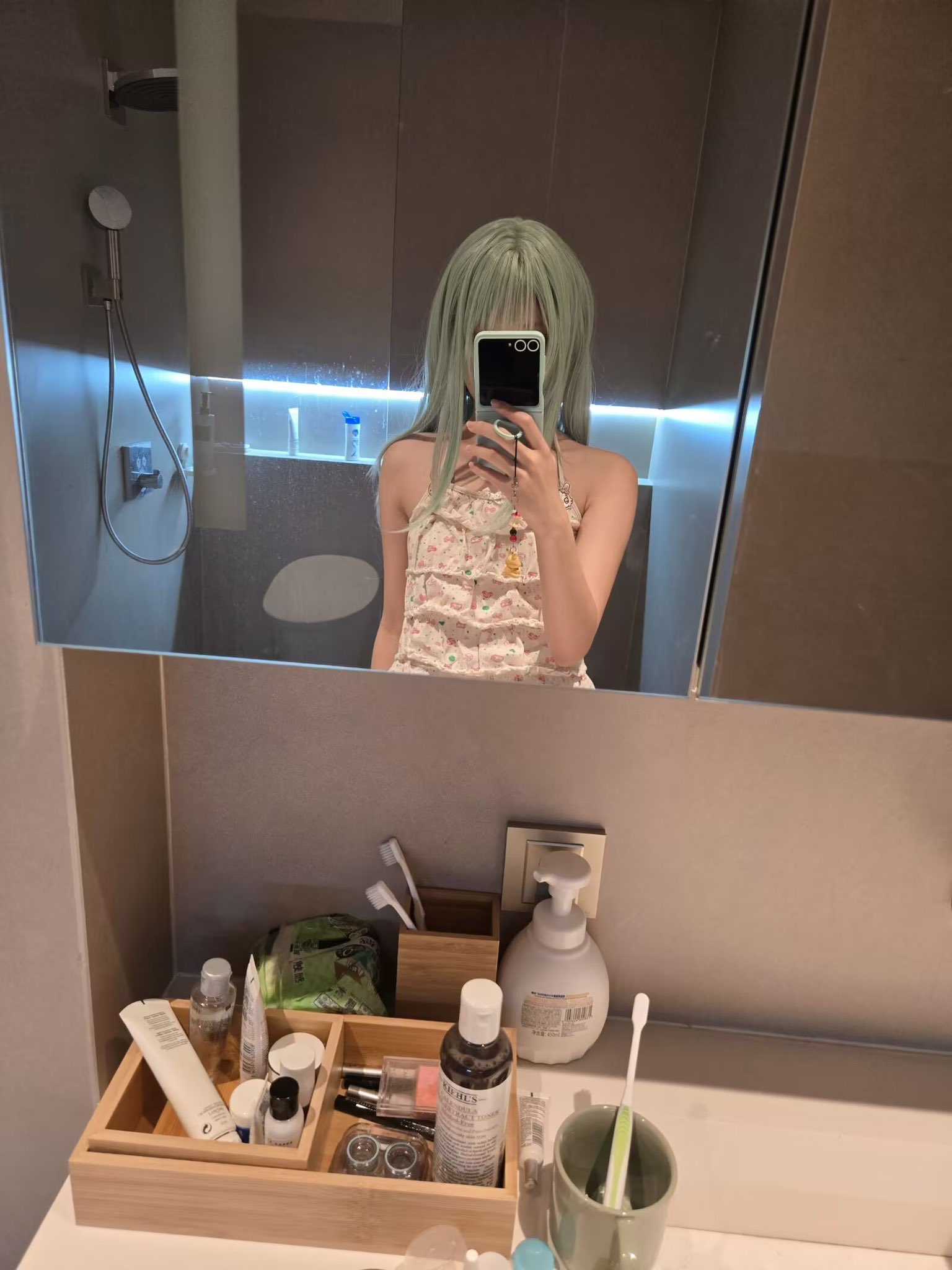 女人在浴室里拍个自拍。