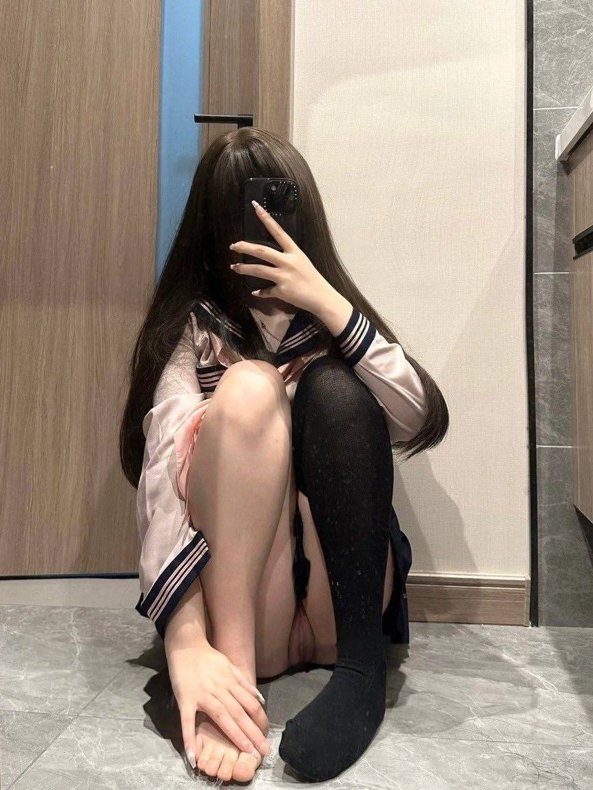 女人用手机拍自拍。