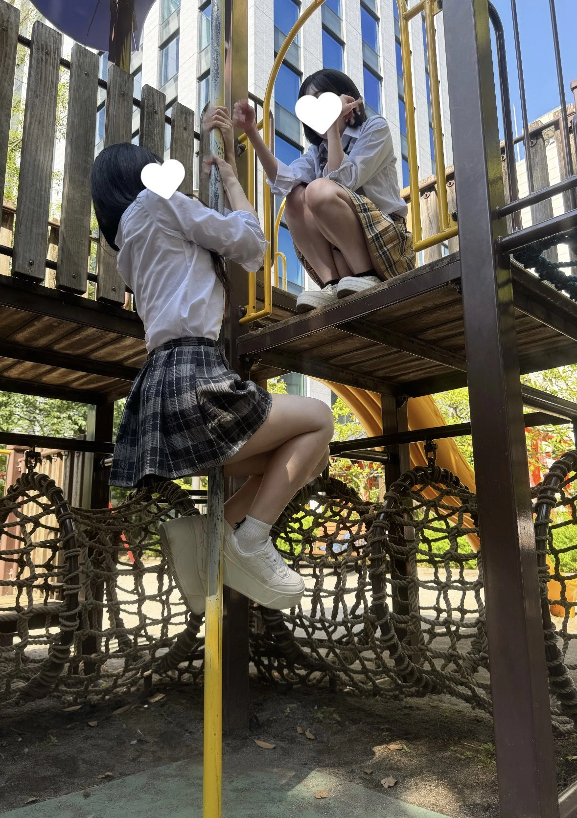 两个女孩在游乐场上玩。