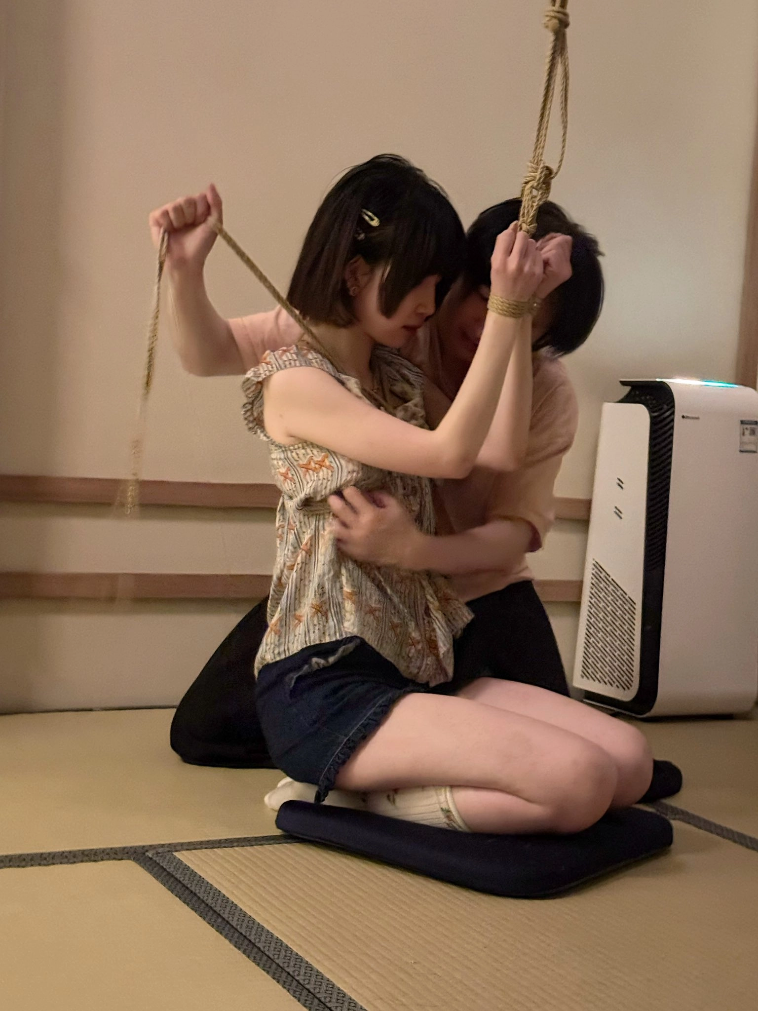 男人和女人都被捆绑在一起。