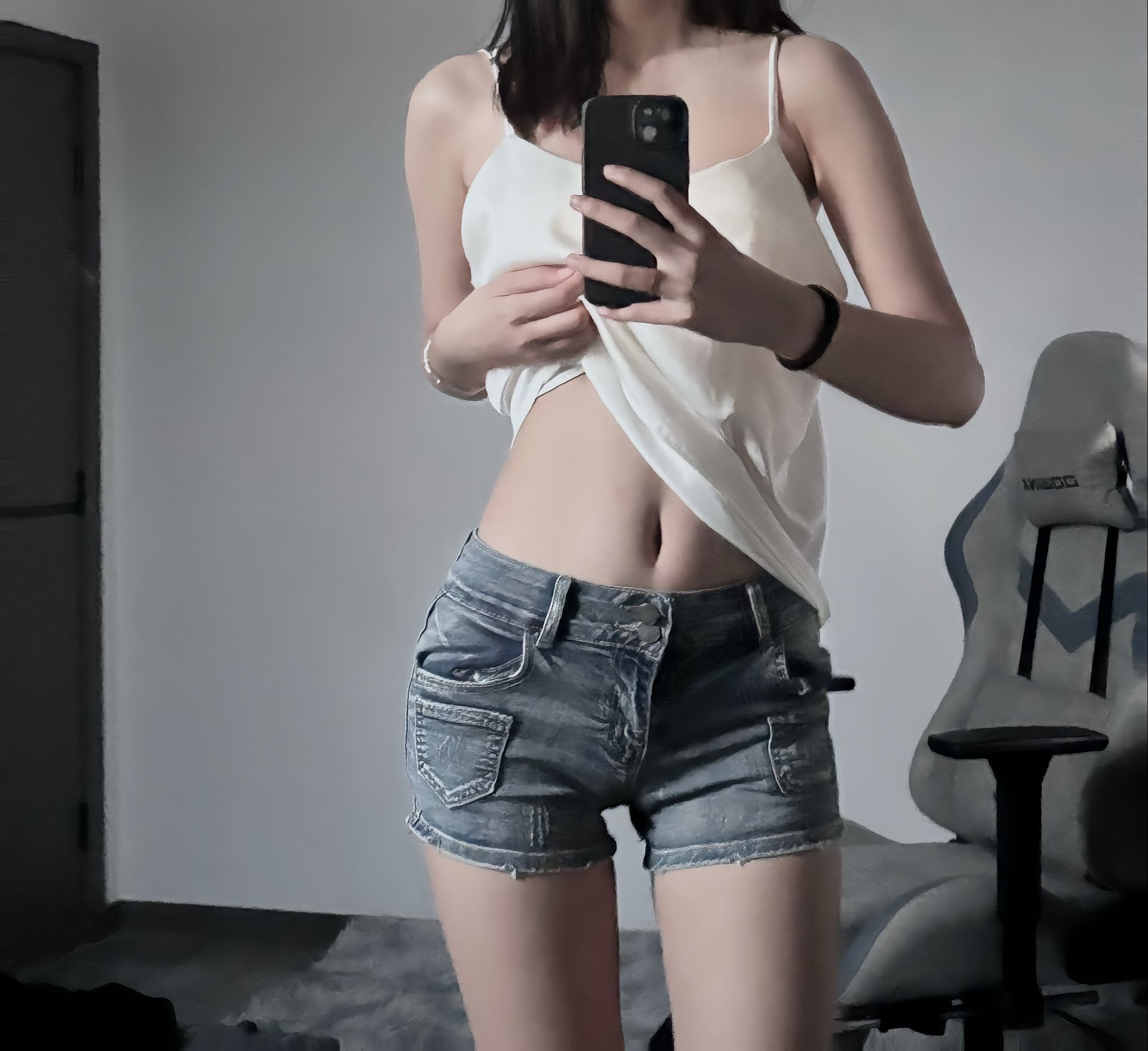 女人在一个房间里拍自拍。