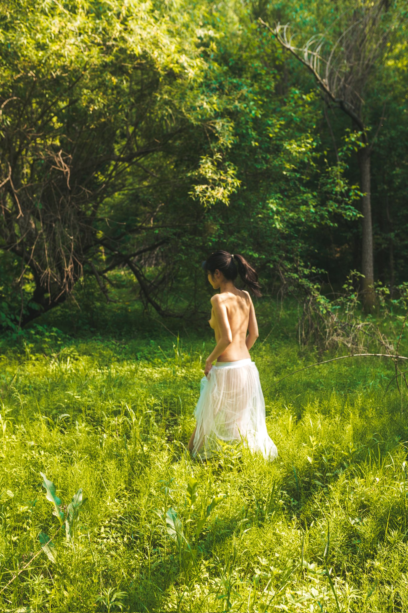 女人穿过一片森林。
